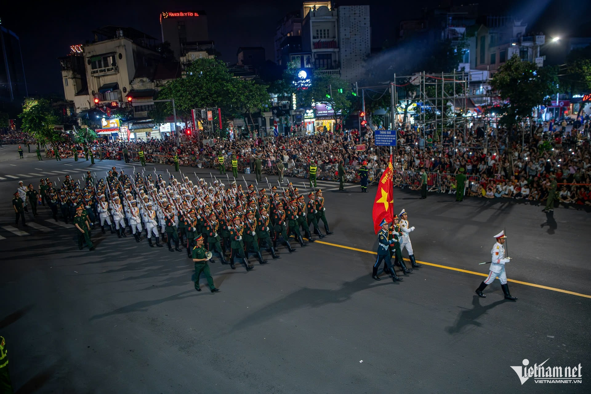 W-diễu binh.jpg