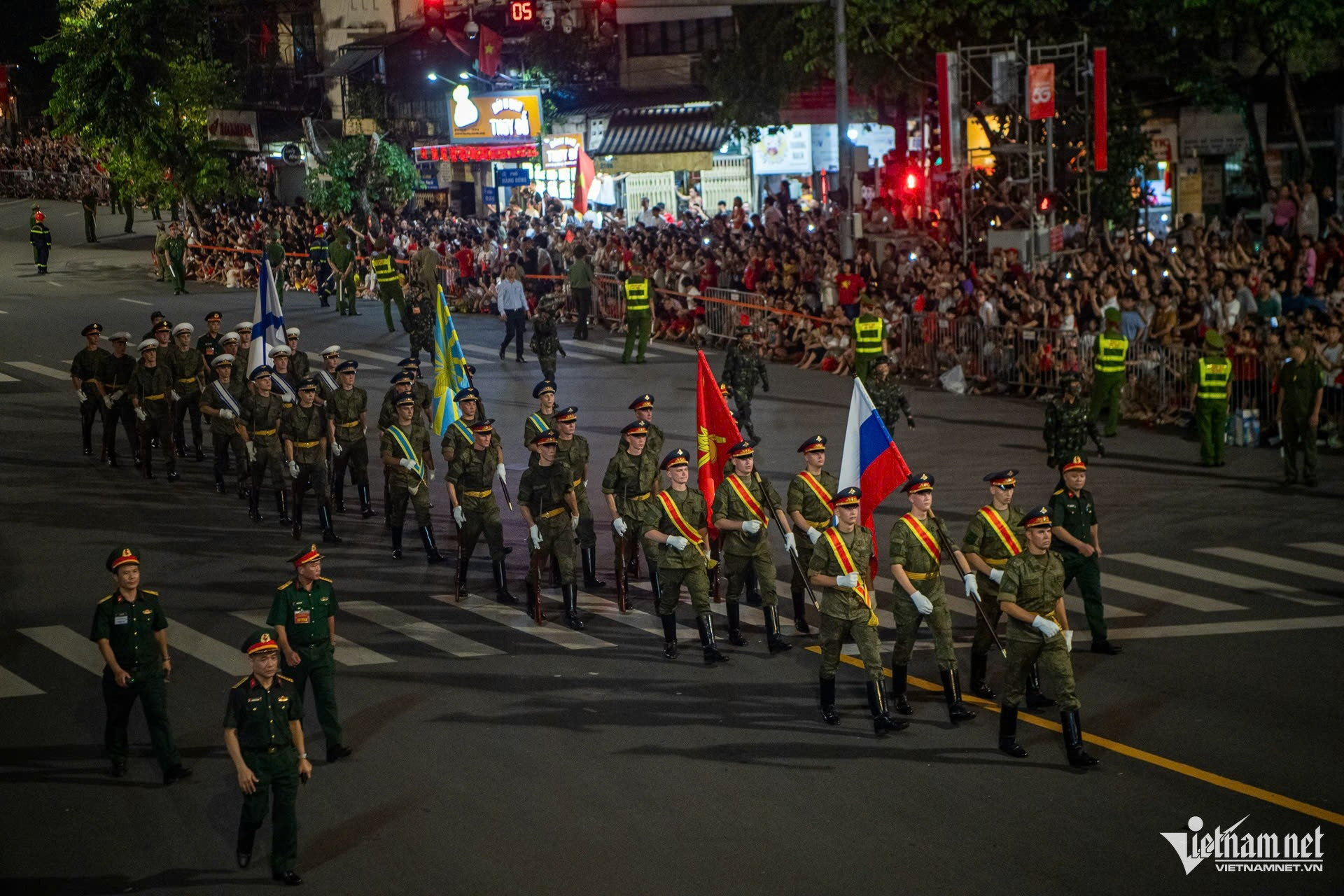 W-diễu binh.jpg