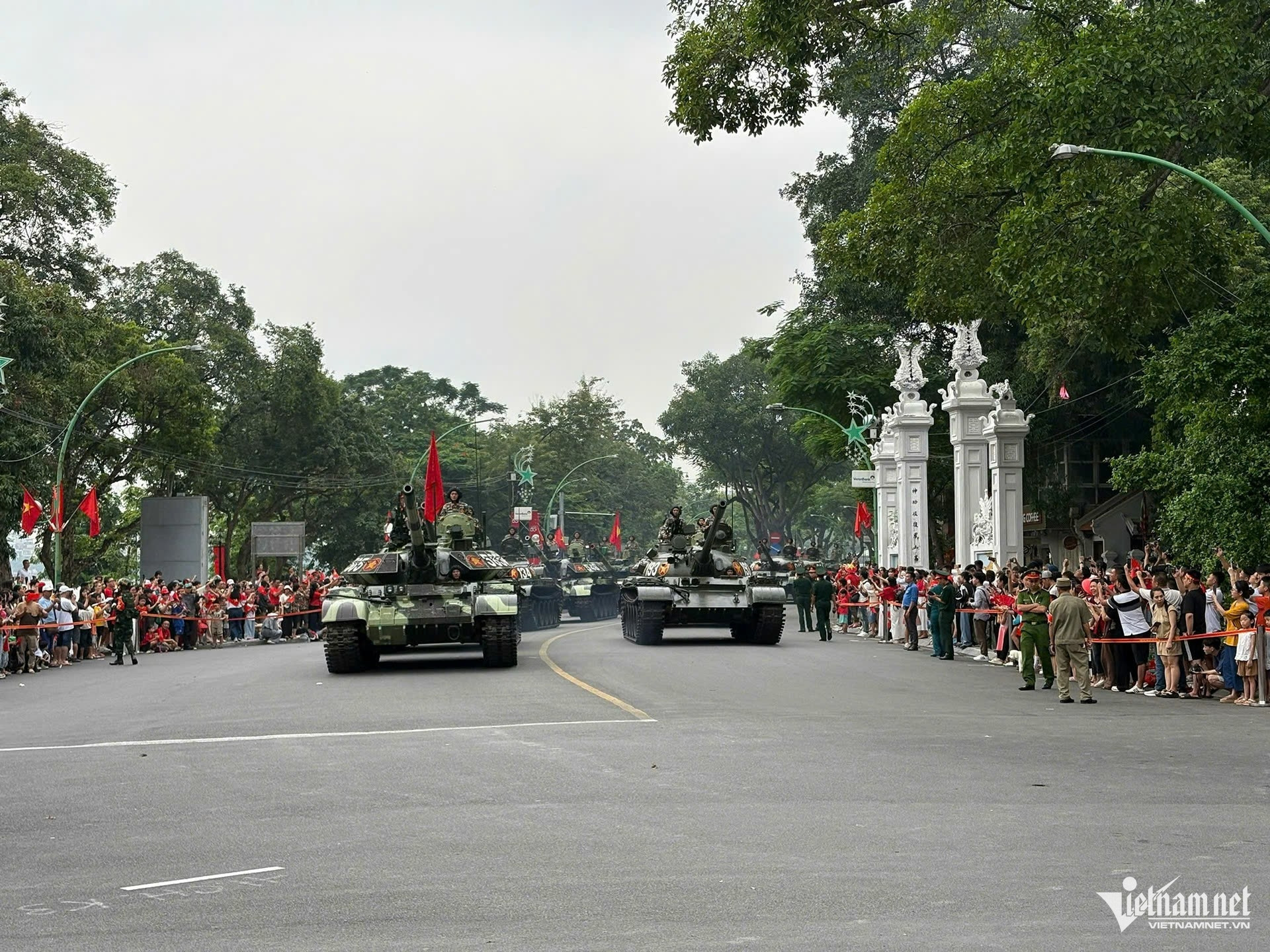 W-diễu binh.jpg