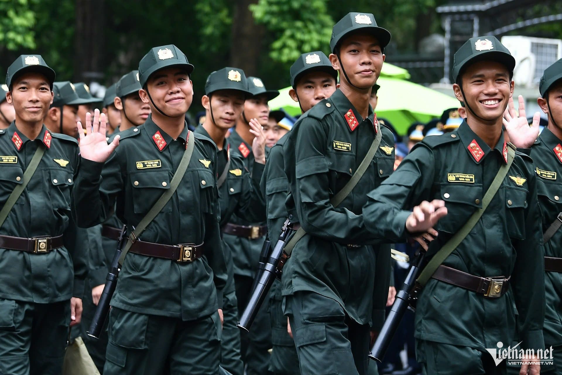 W-diễu binh.jpg