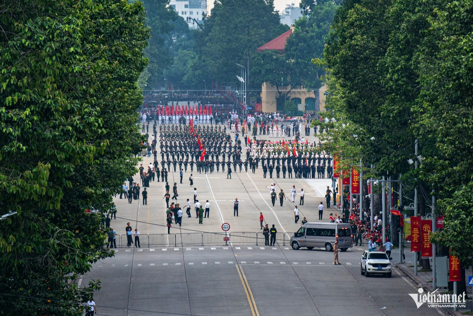 W-diễu binh.jpg