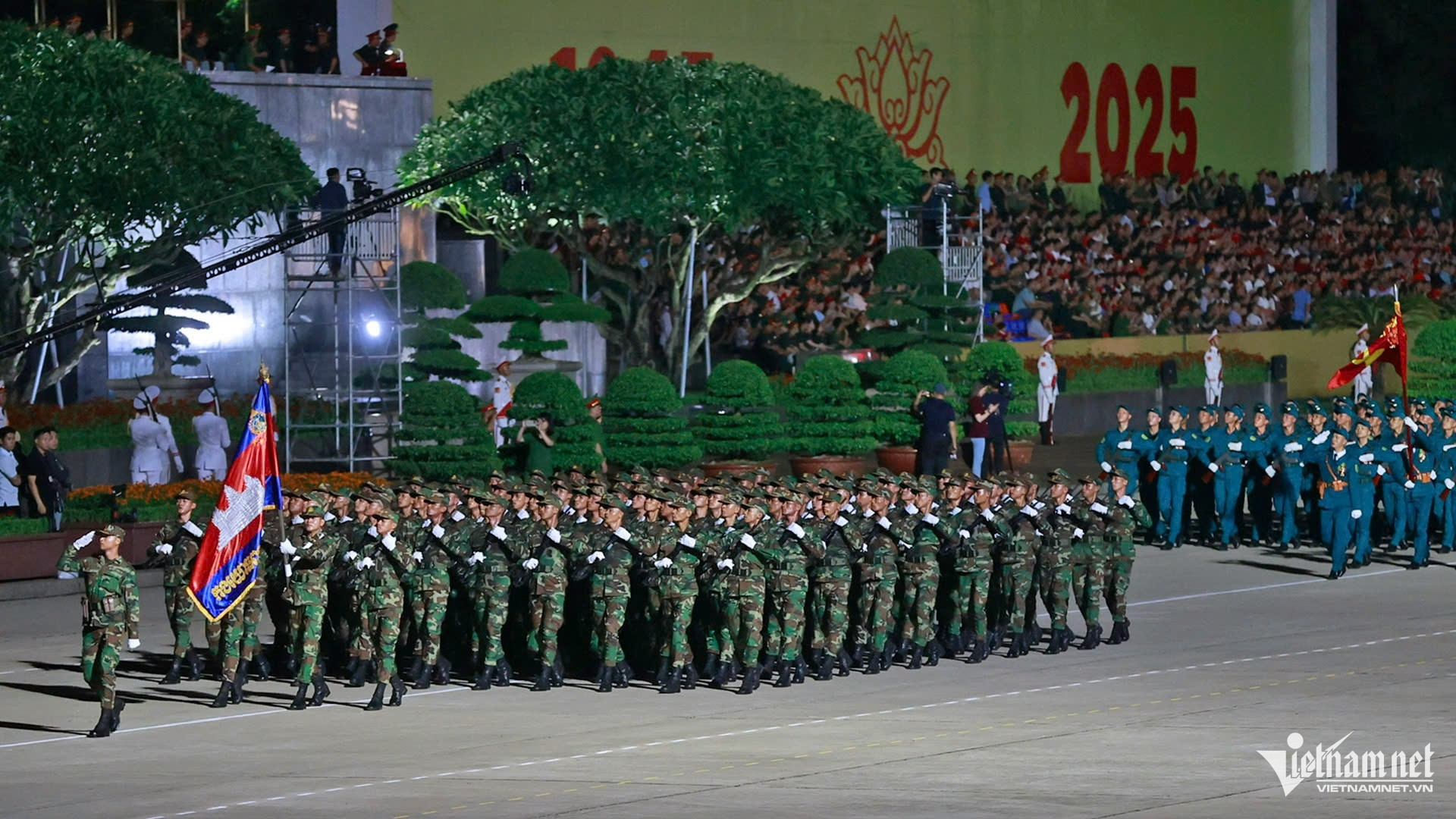 W-diễu binh.jpg