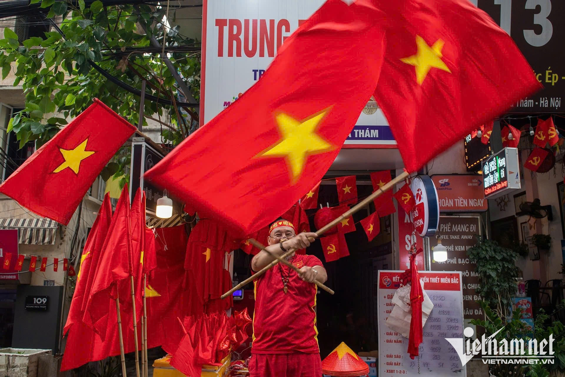 W-bán cờ.jpg