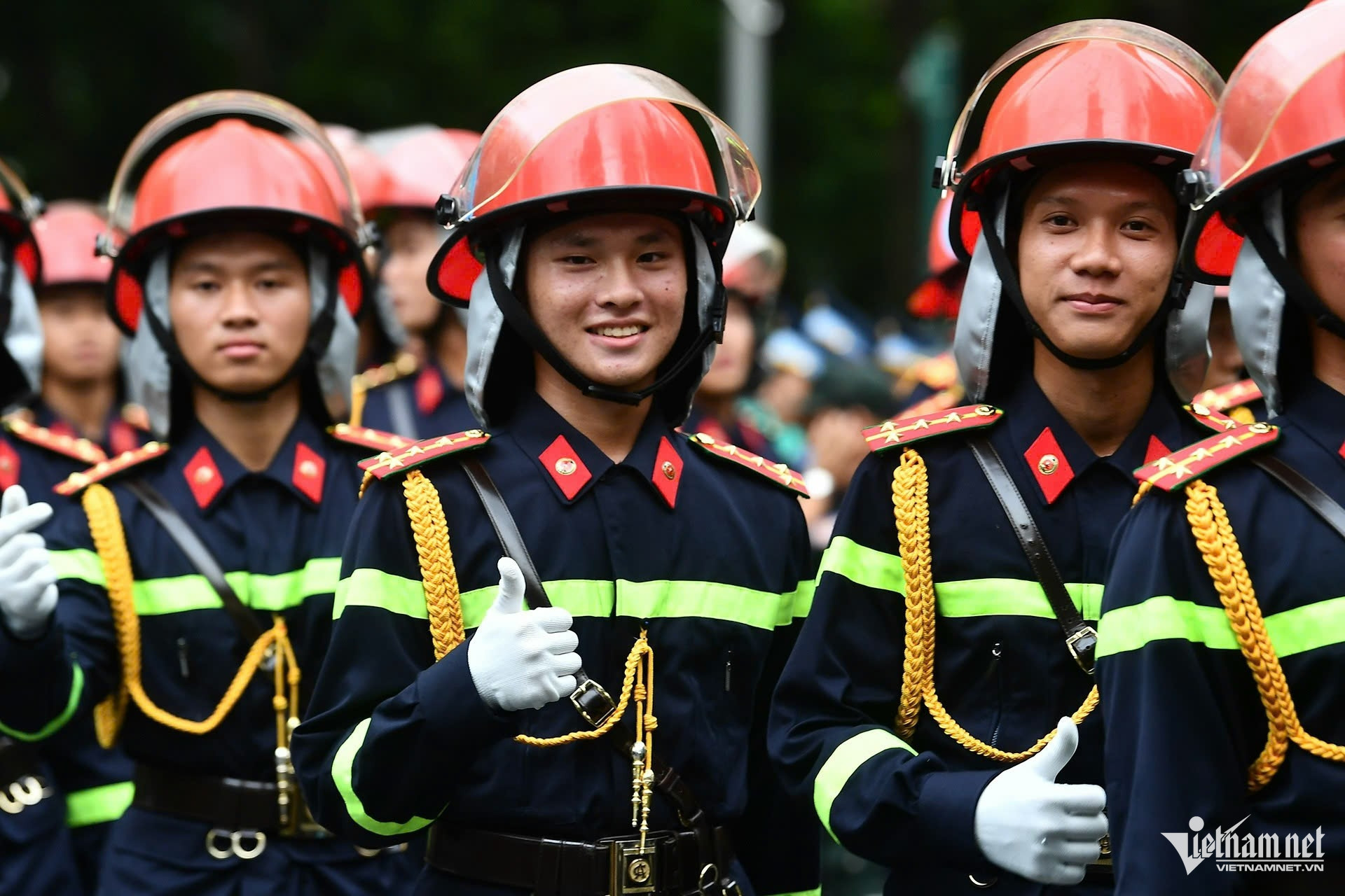W-diễu binh.jpg
