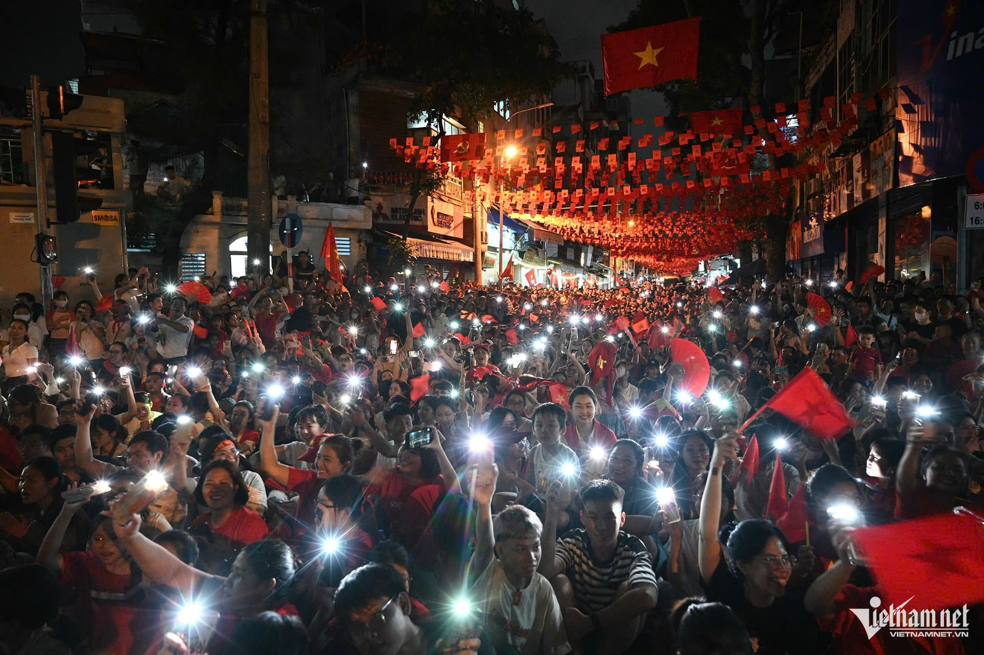 W-diễu binh.jpg