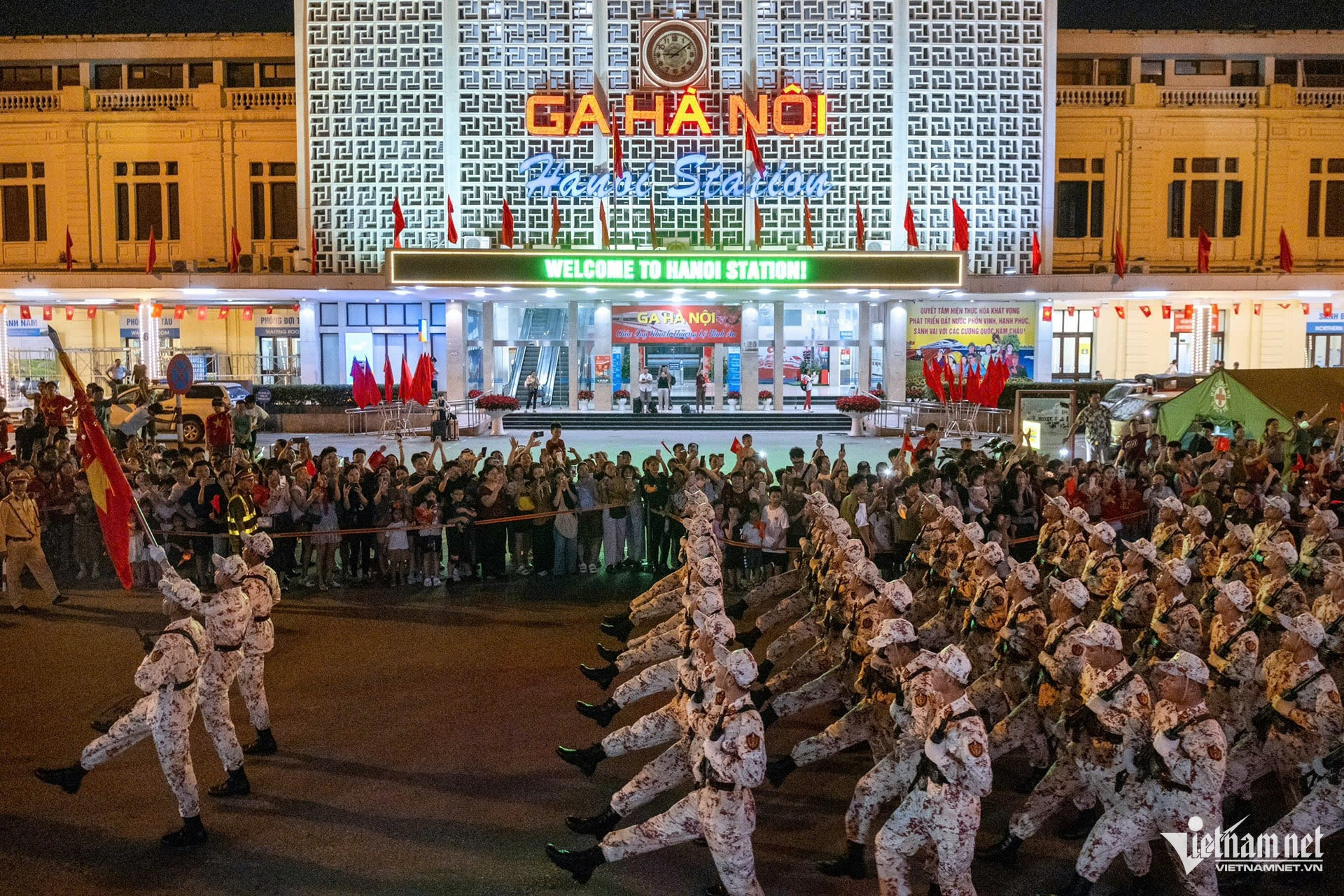 W-diễu binh.jpg