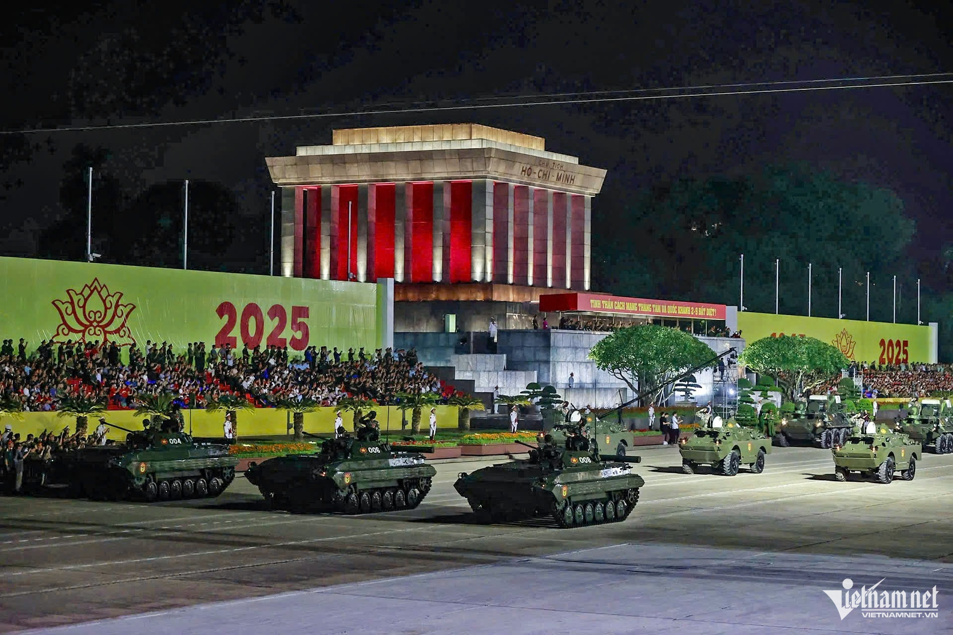 W-diễu binh.jpg