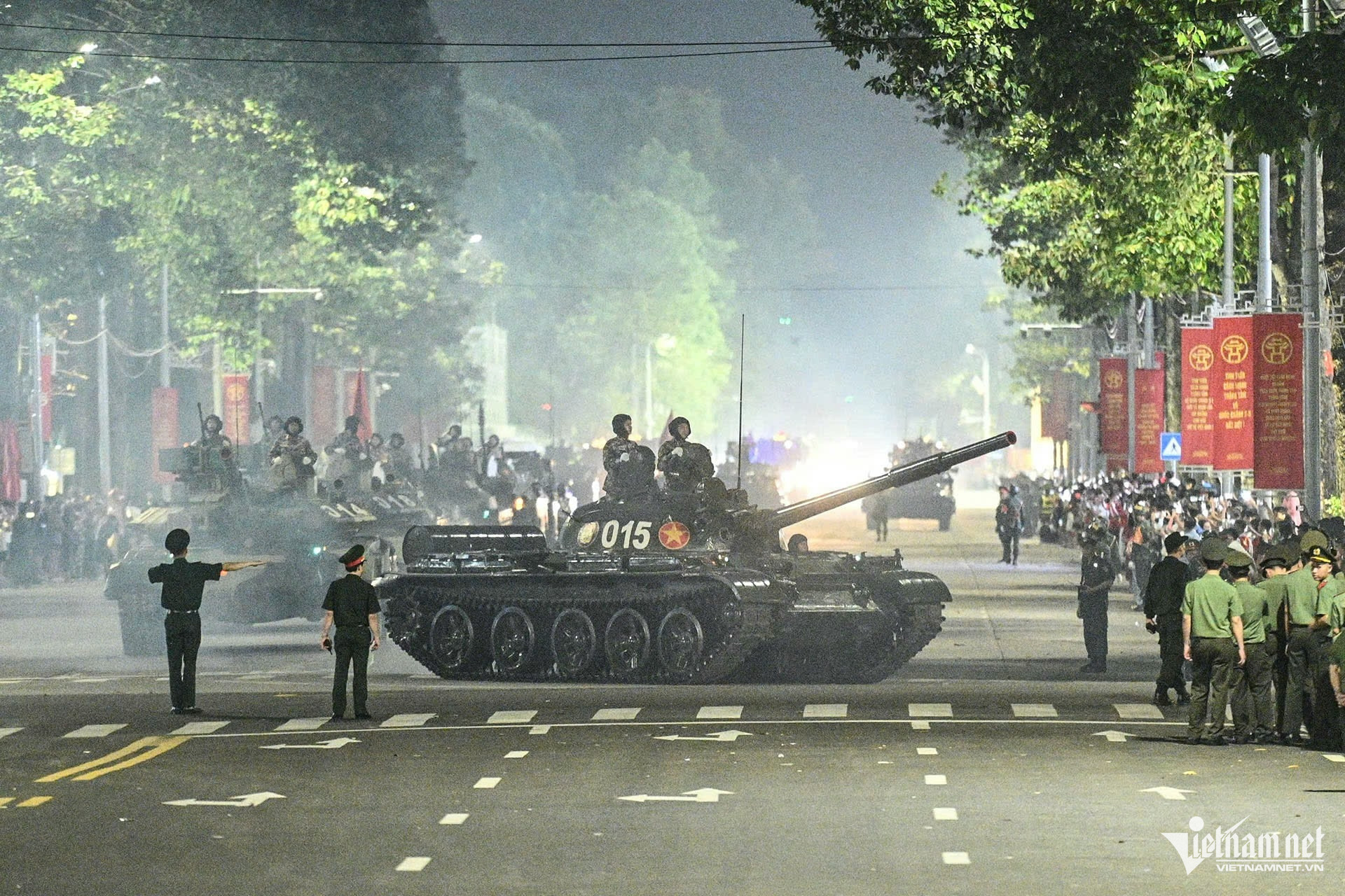 W-diễu binh.jpg