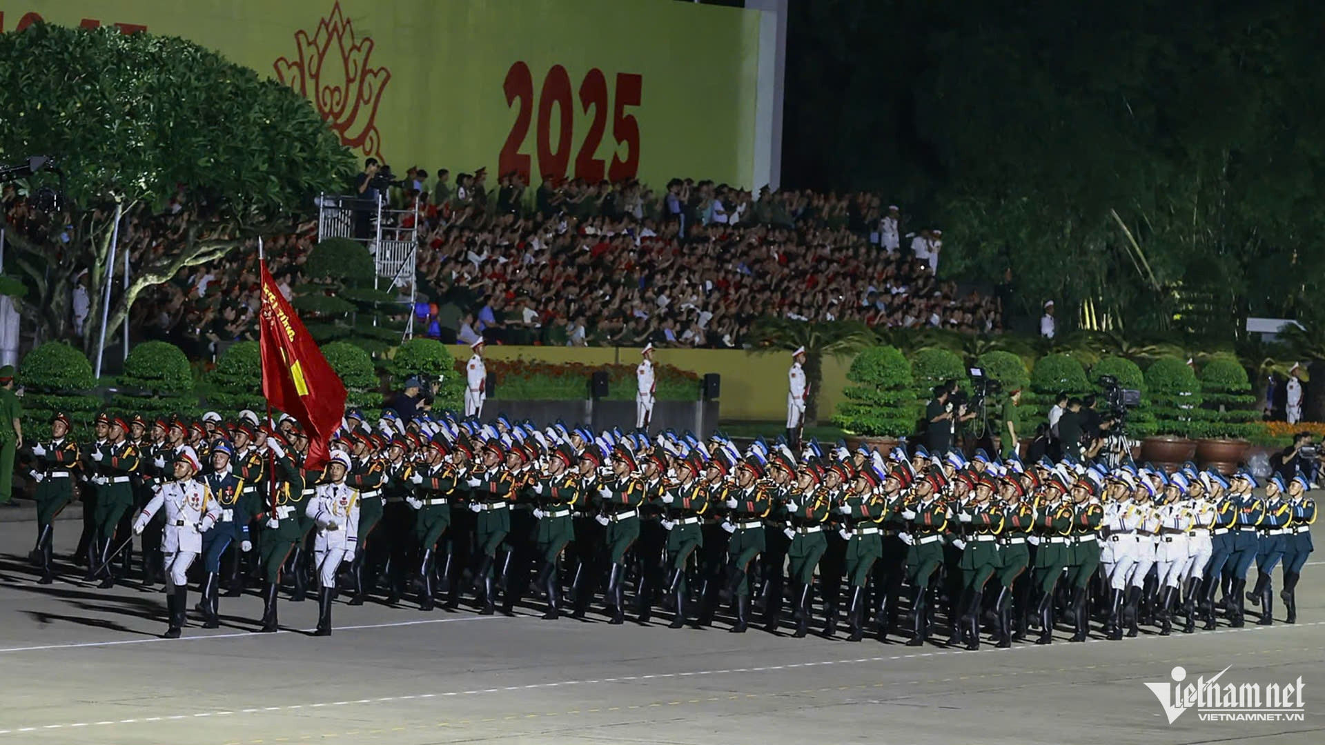 W-diễu binh.jpg