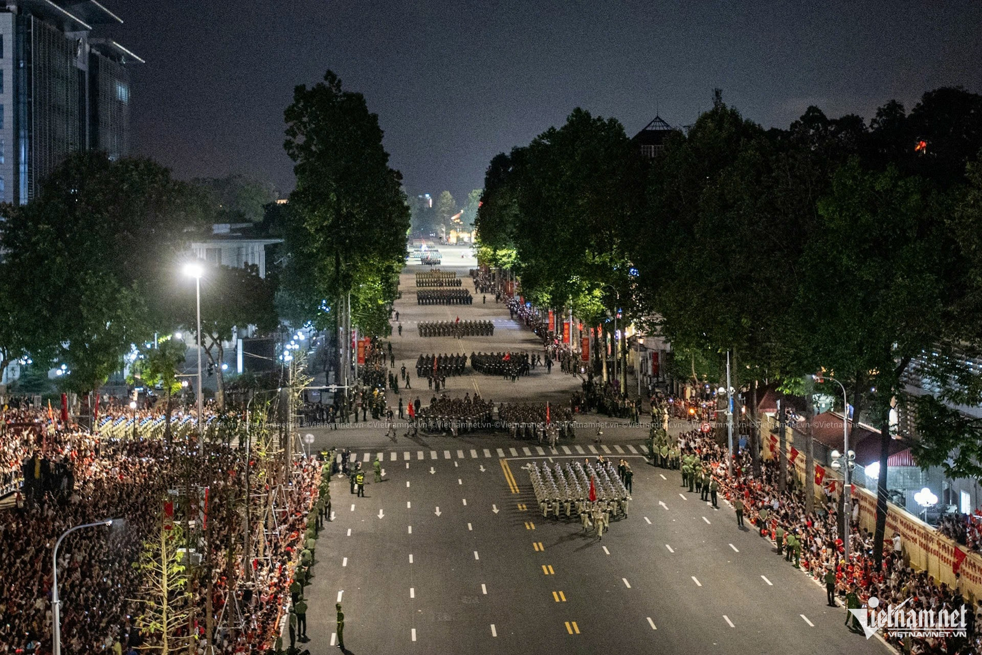 W-diễu binh.jpg