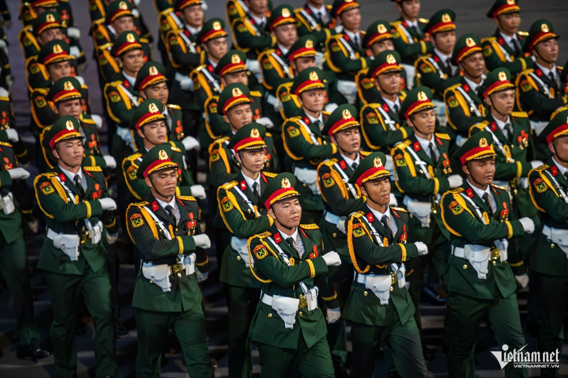 W-diễu binh.jpg