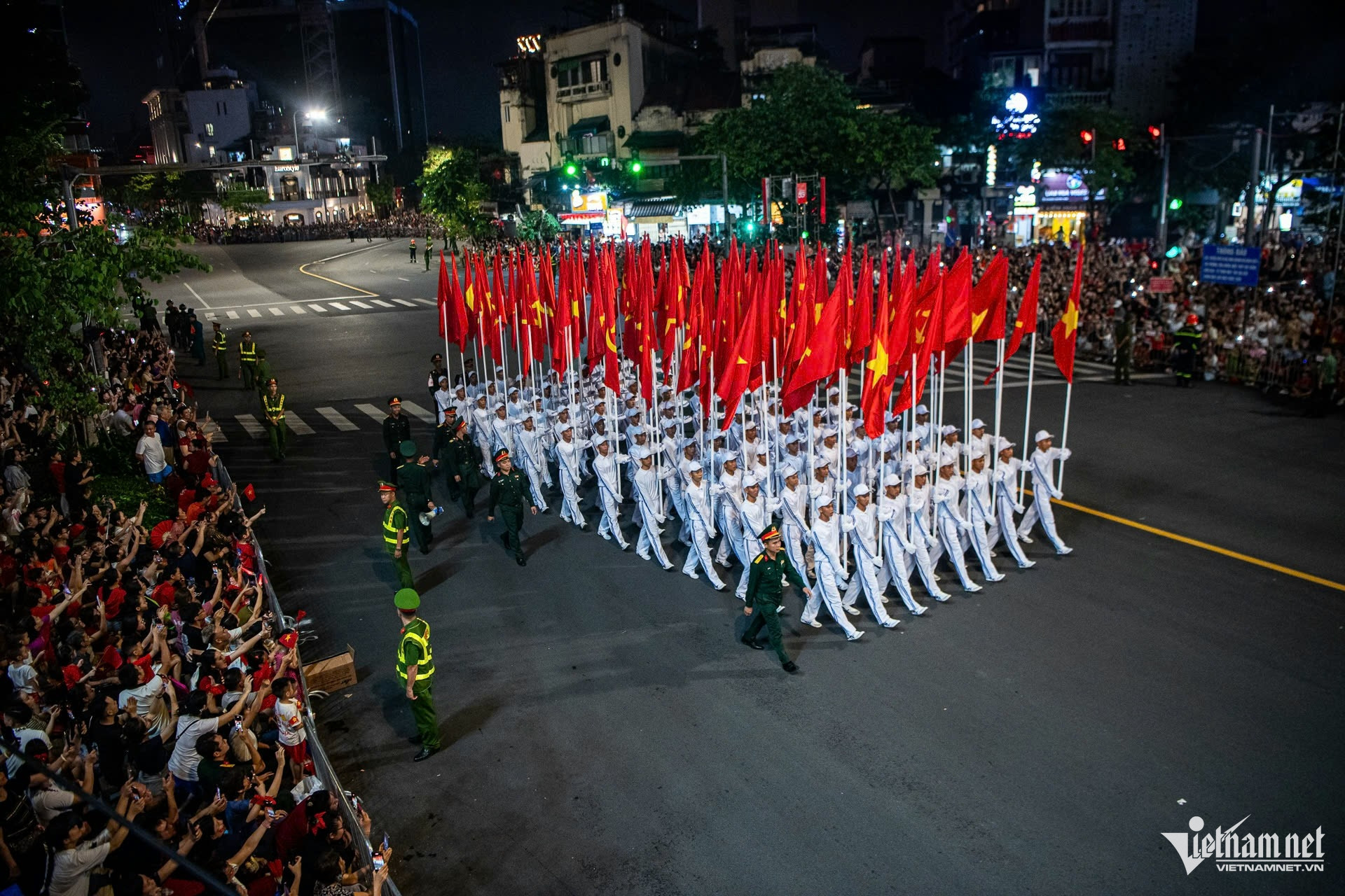 W-diễu binh.jpg