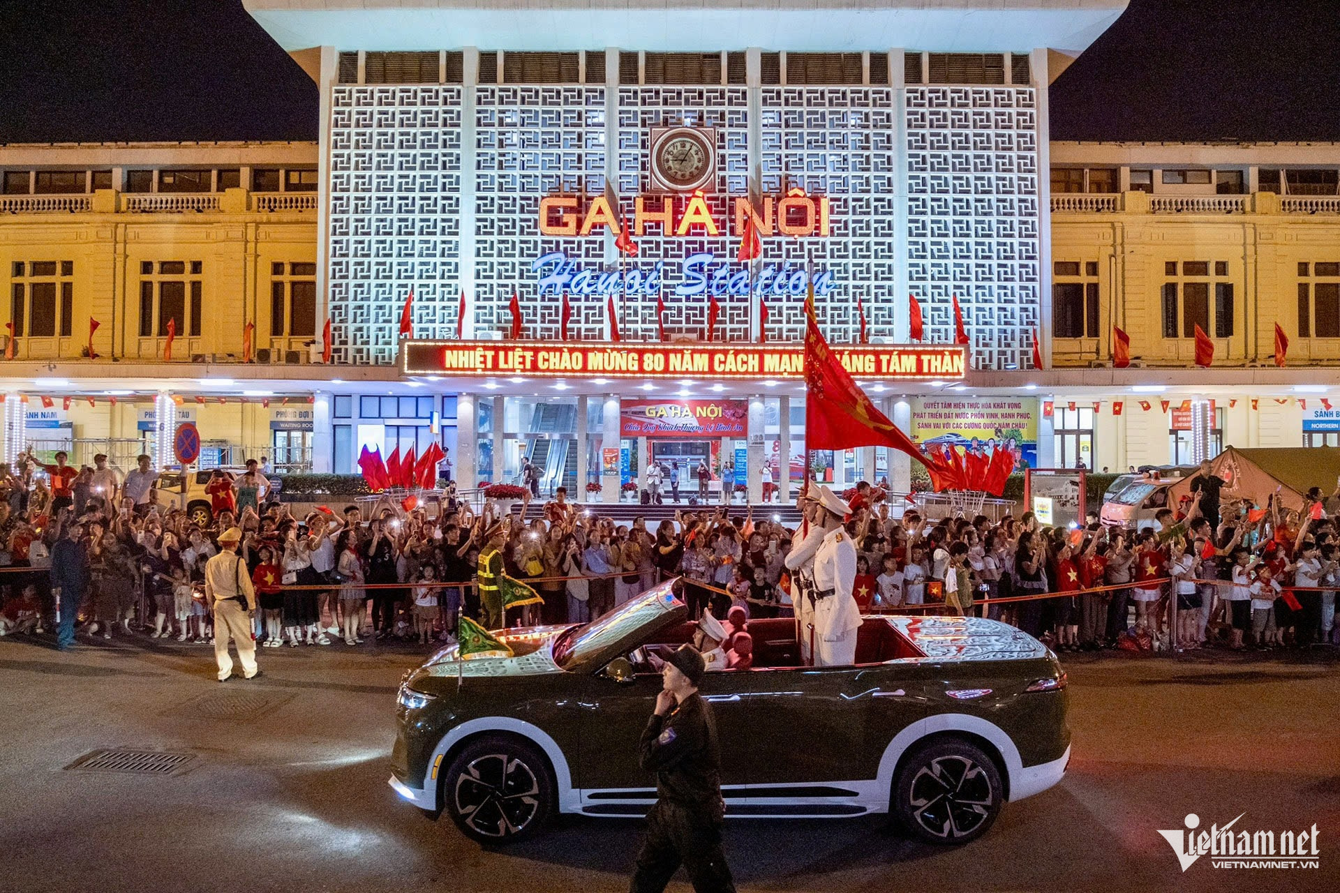 W-diễu binh.jpg
