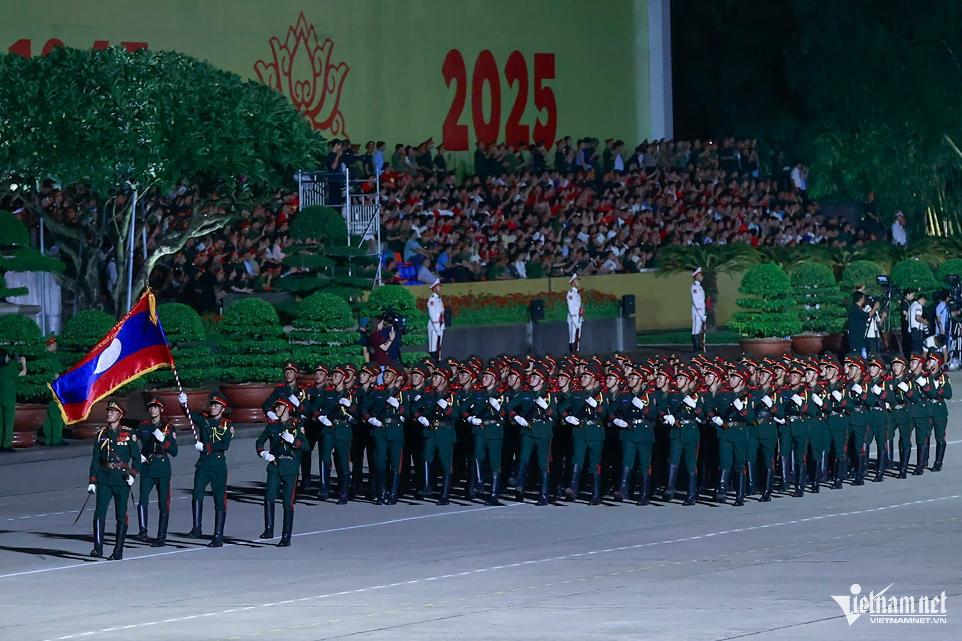 W-diễu binh.jpg