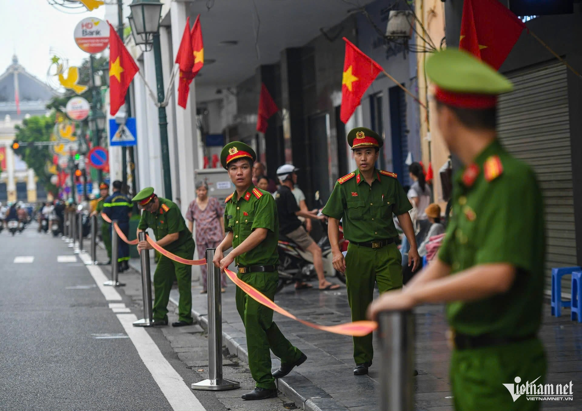 W-diễu binh.jpg