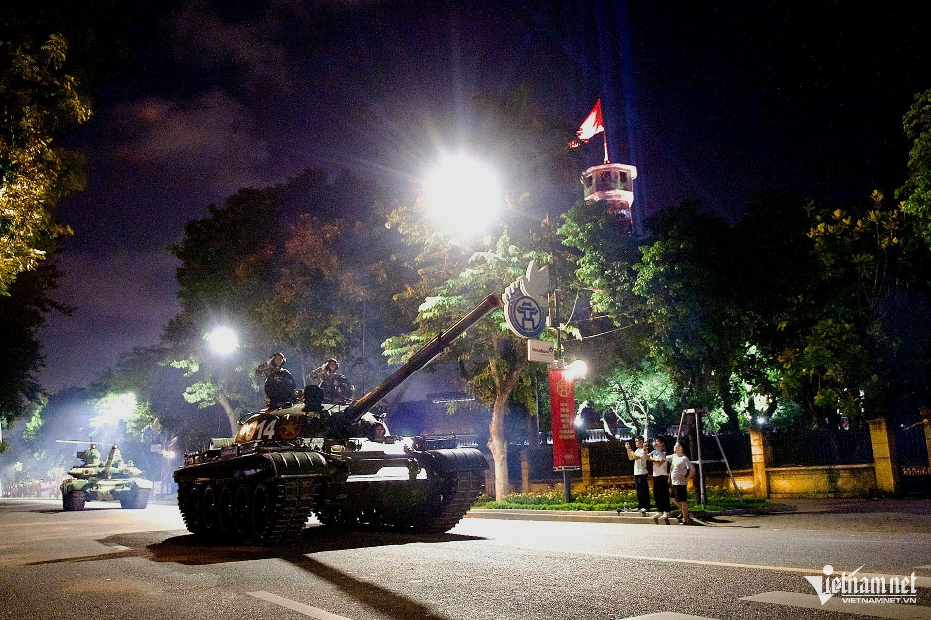 W-diễu binh.jpg