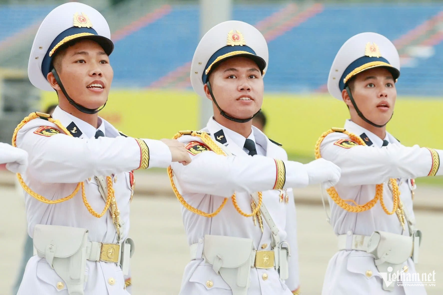 W-diễu binh.jpg