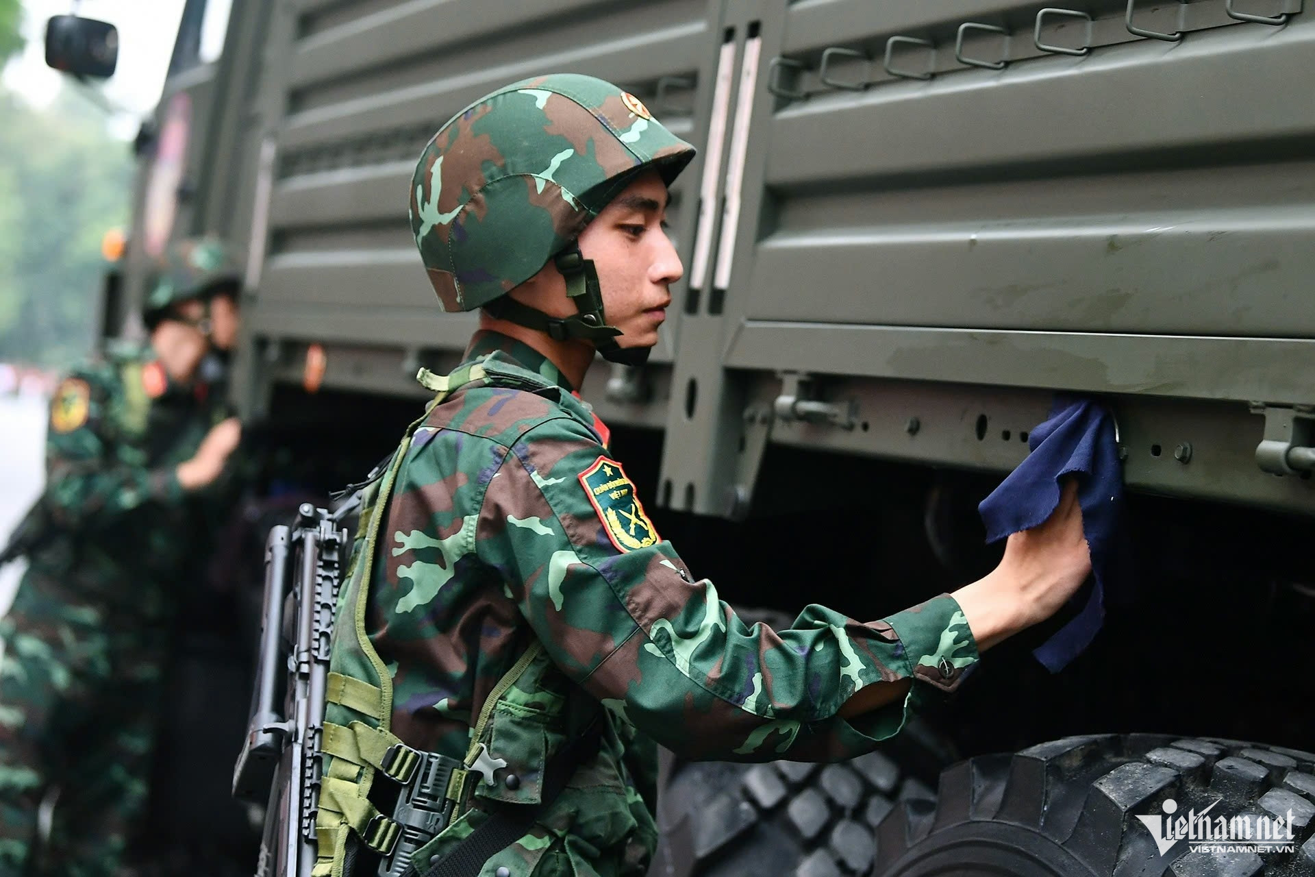 W-diễu binh.jpg