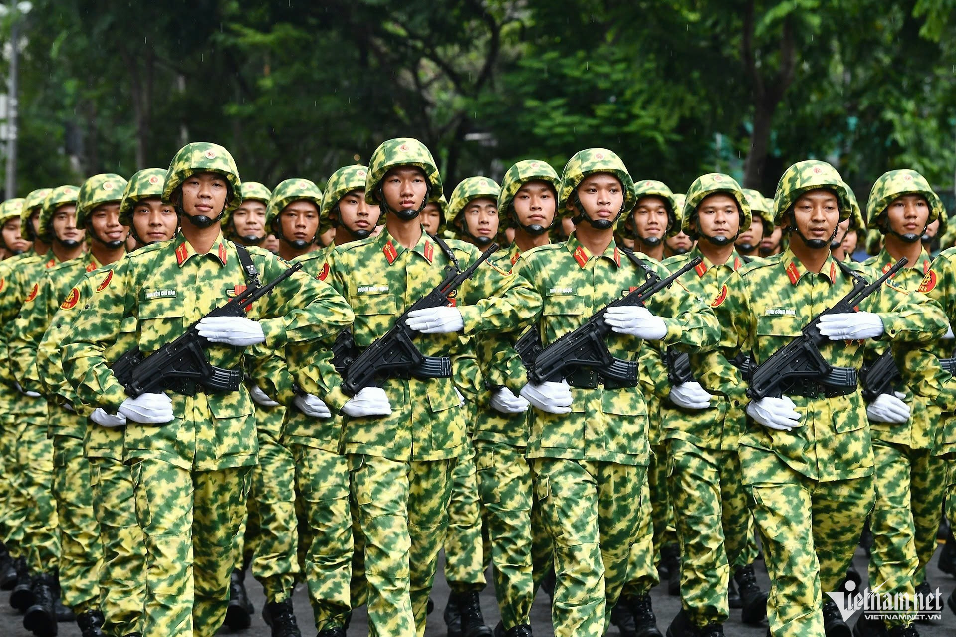 W-diễu binh.jpg