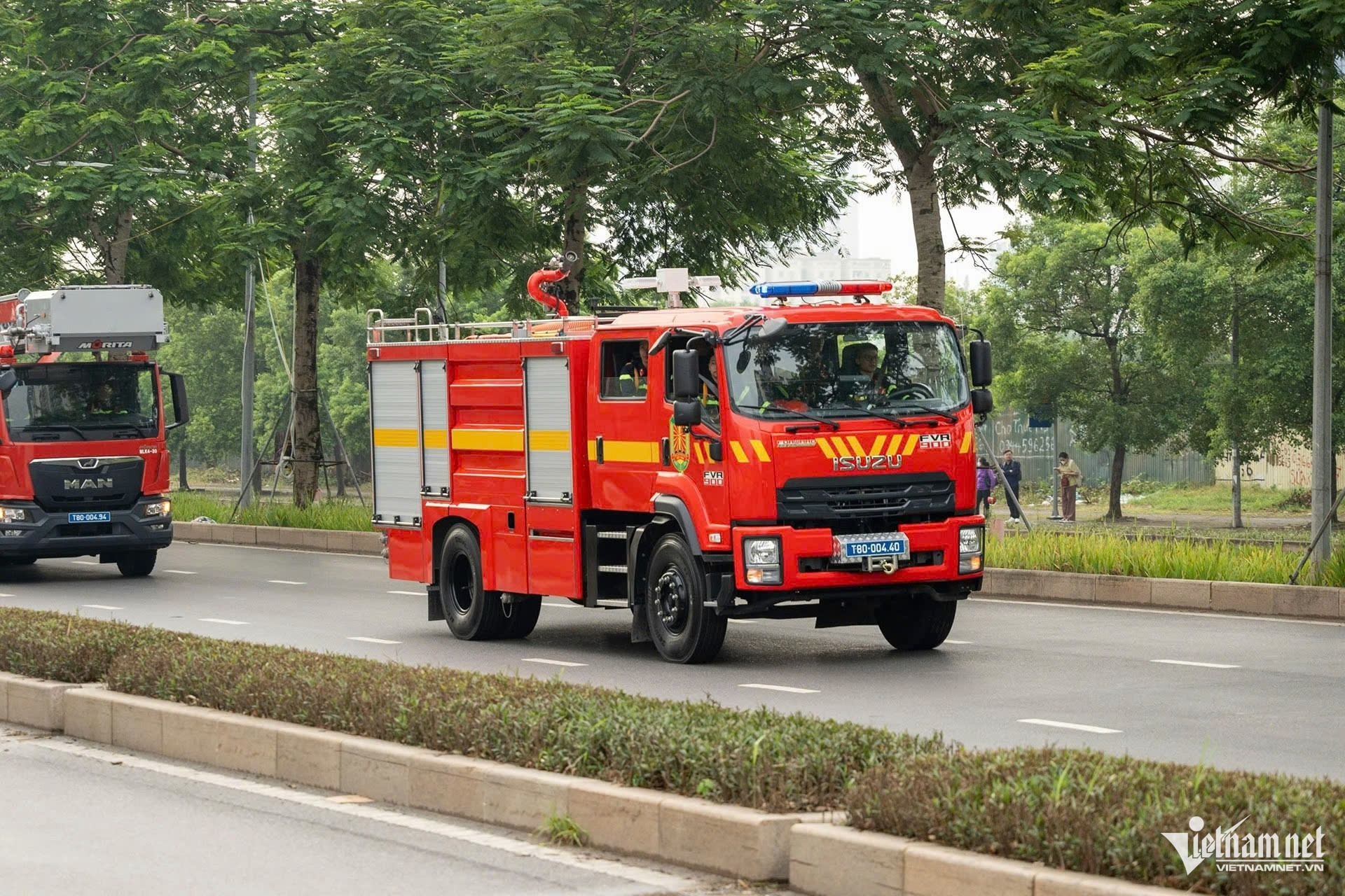 W-diễu binh.jpg
