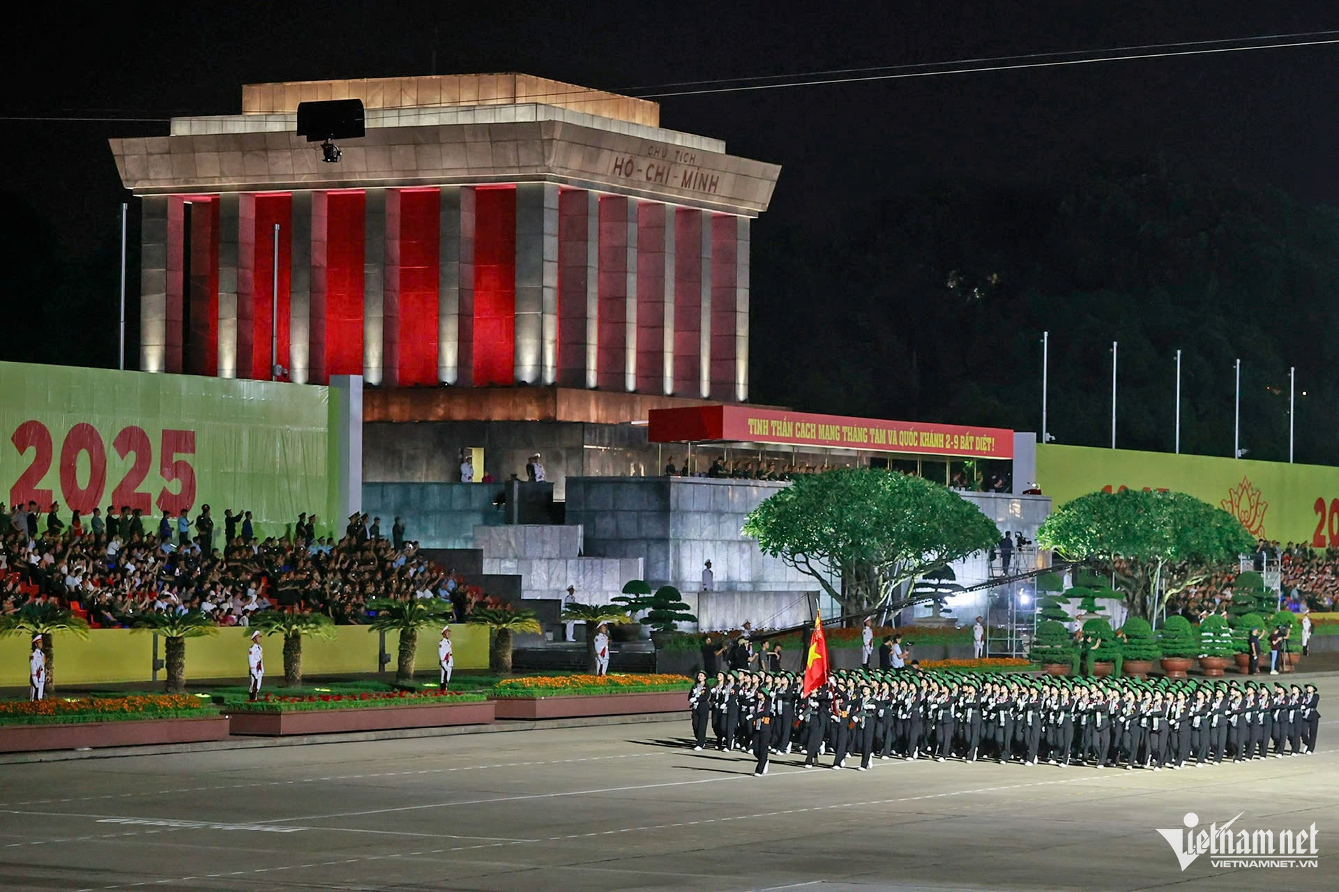 W-diễu binh.jpg
