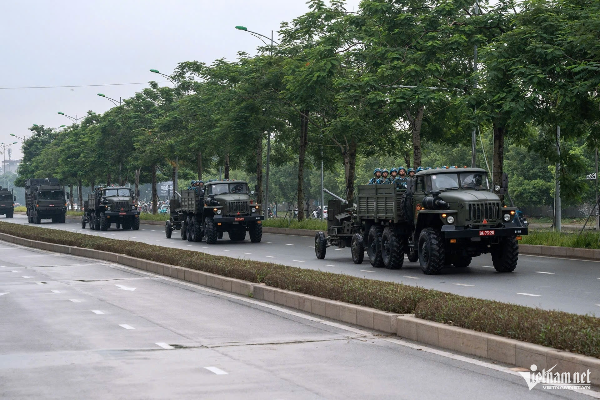 W-diễu binh.jpg