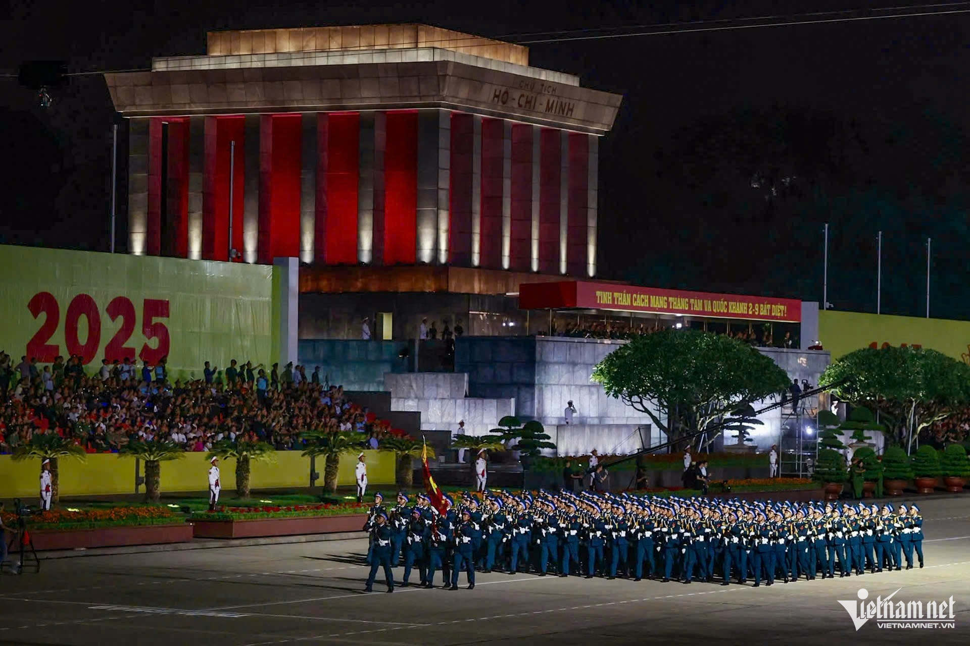 W-diễu binh.jpg