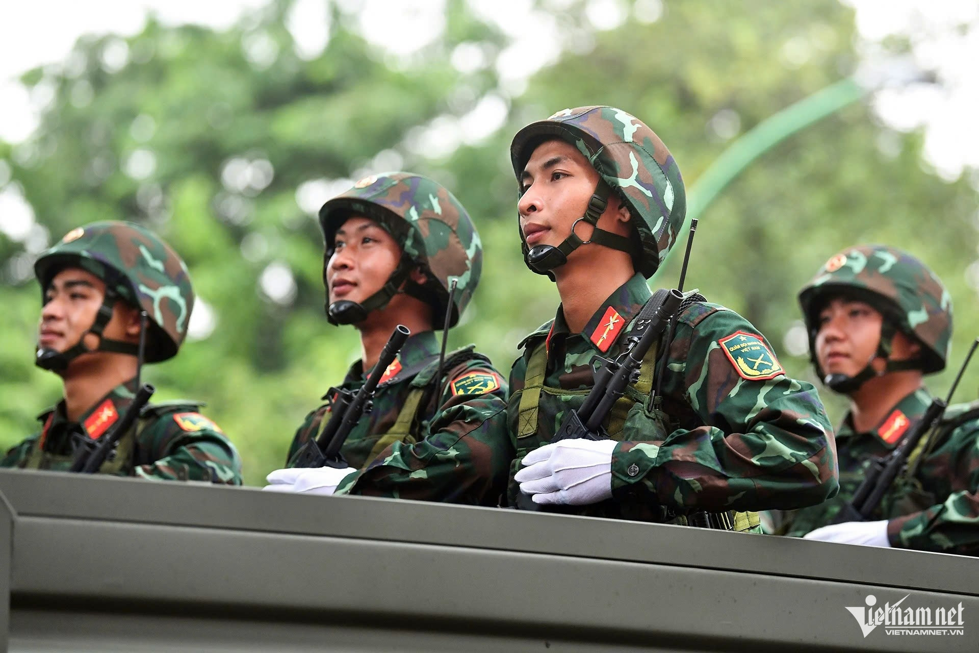 W-diễu binh.jpg