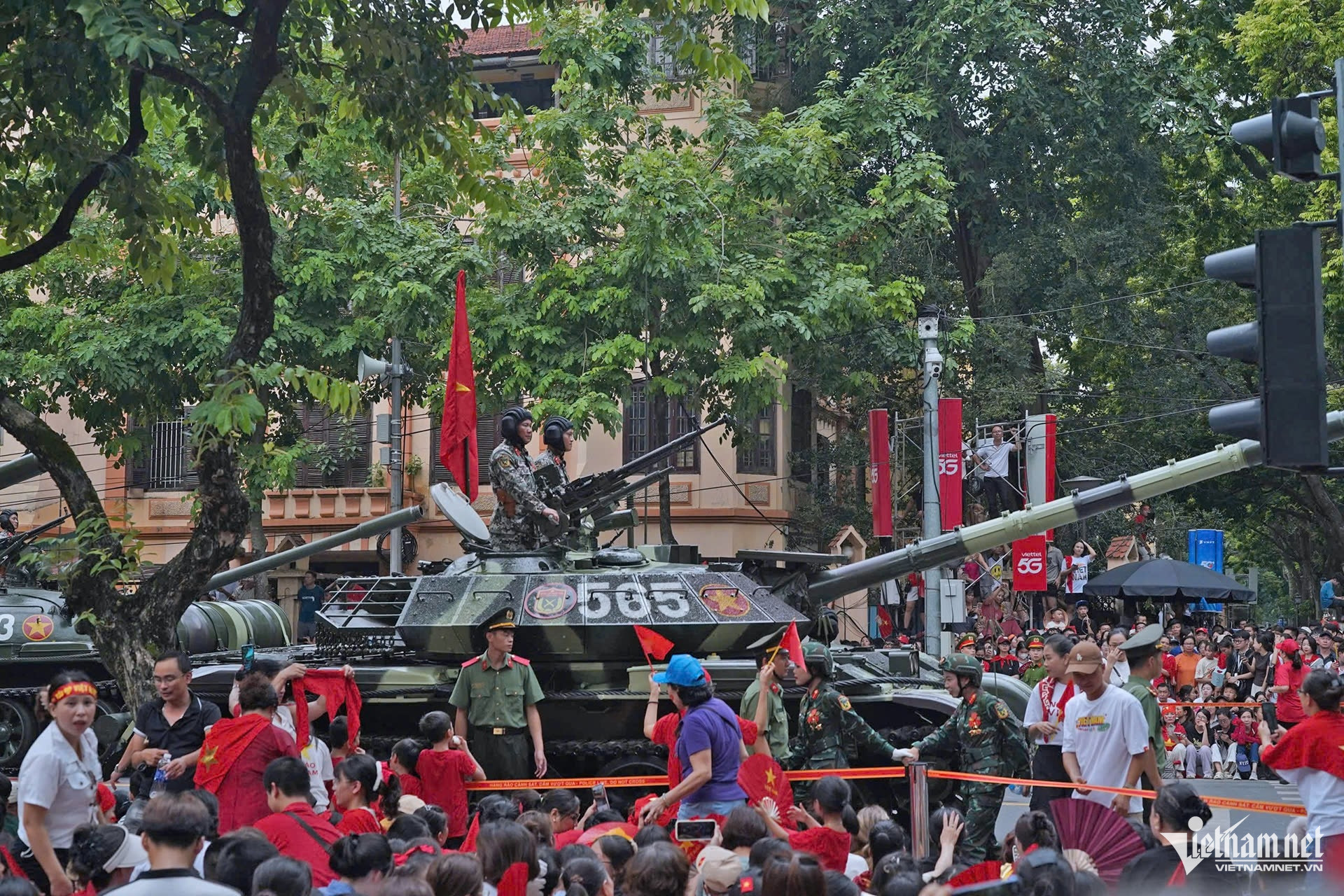 W-diễu binh.jpg