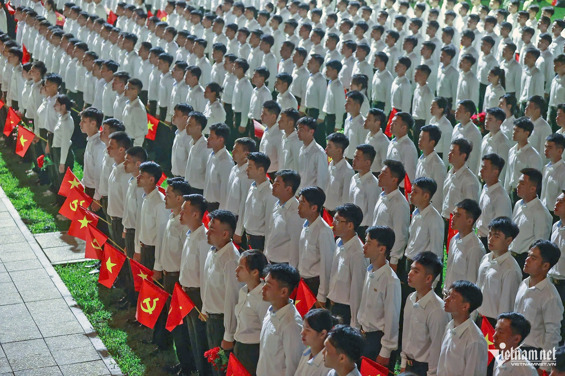 W-diễu binh.jpg