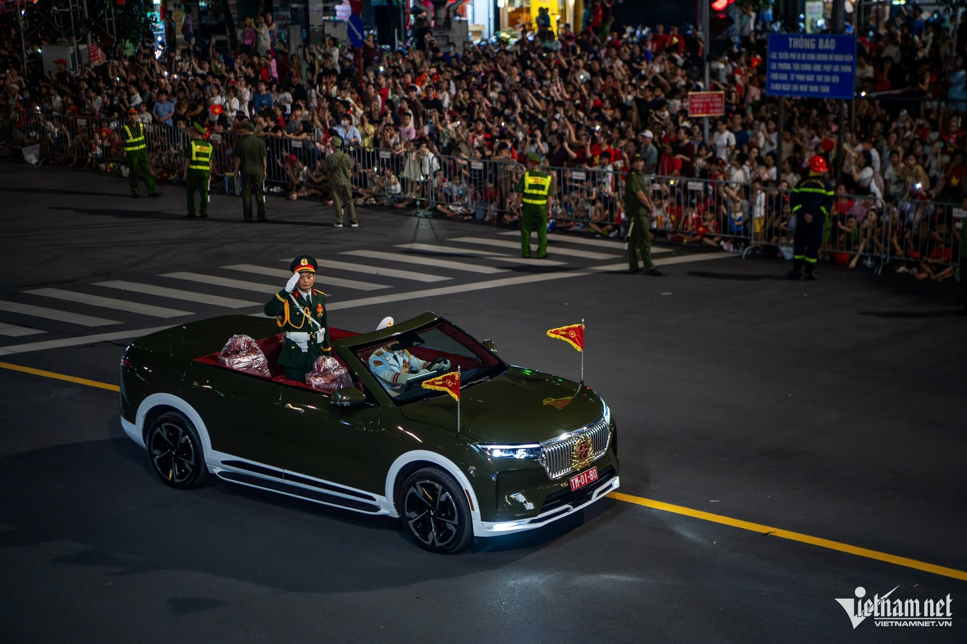 W-diễu binh.jpg