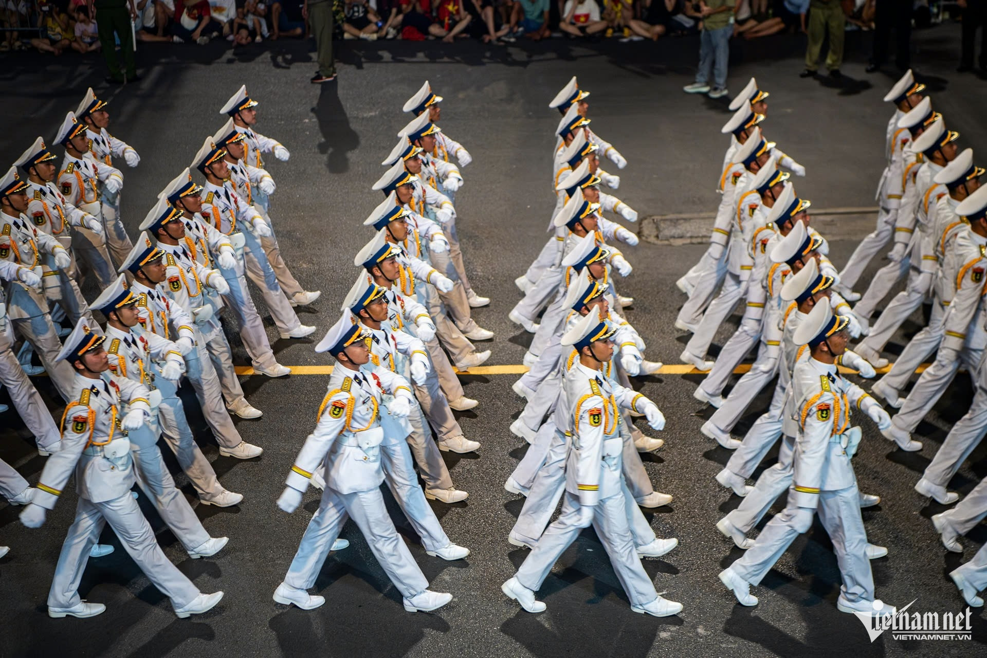 W-diễu binh.jpg