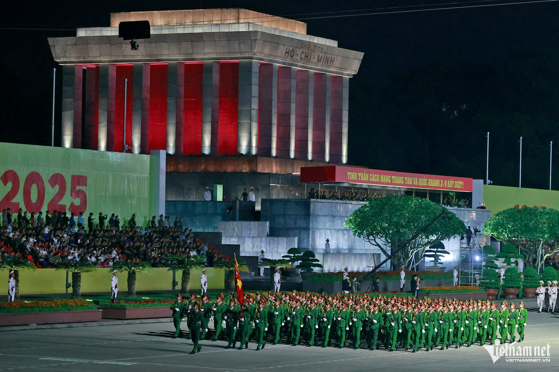 W-diễu binh.jpg