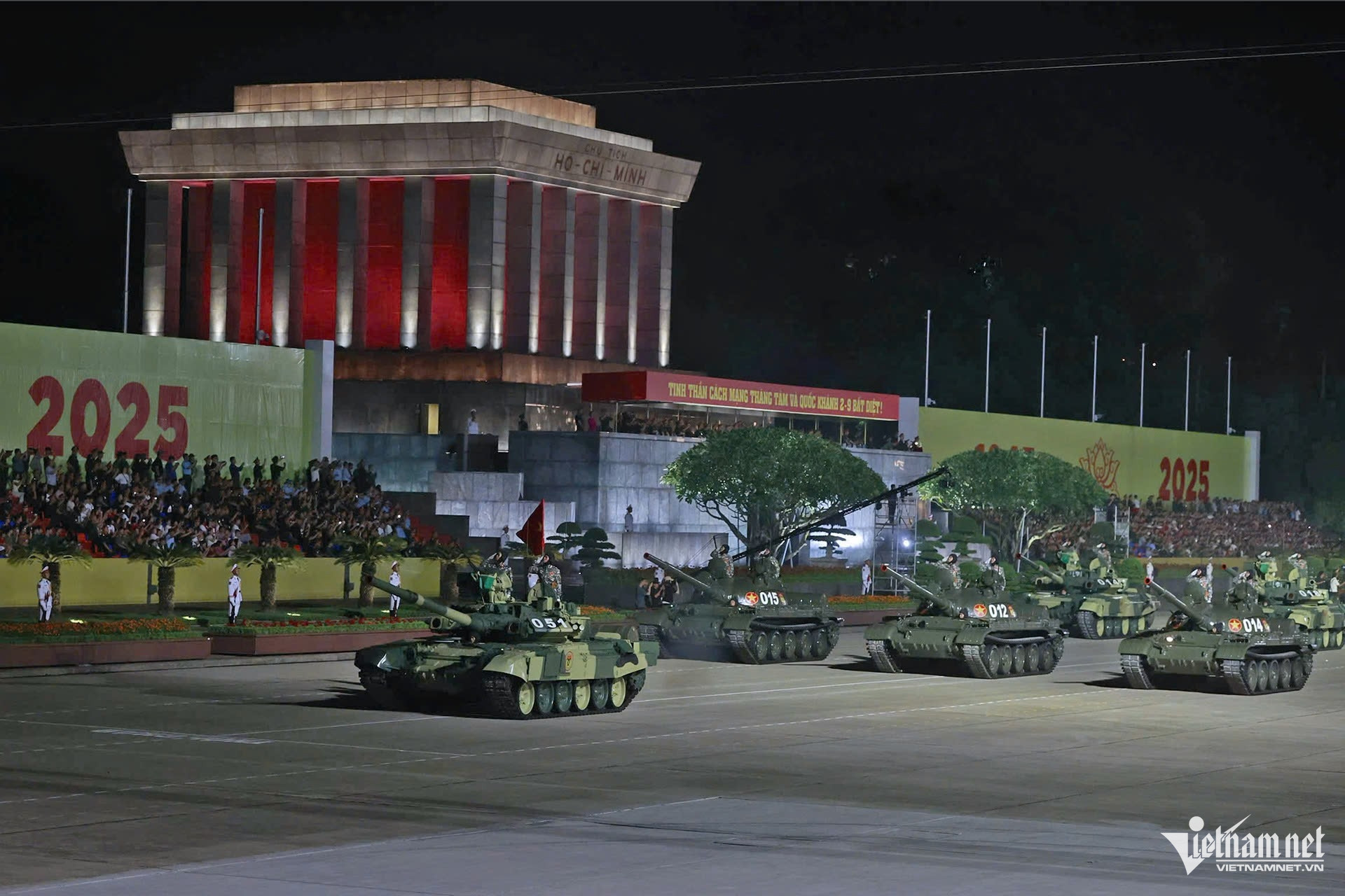 W-diễu binh.jpg