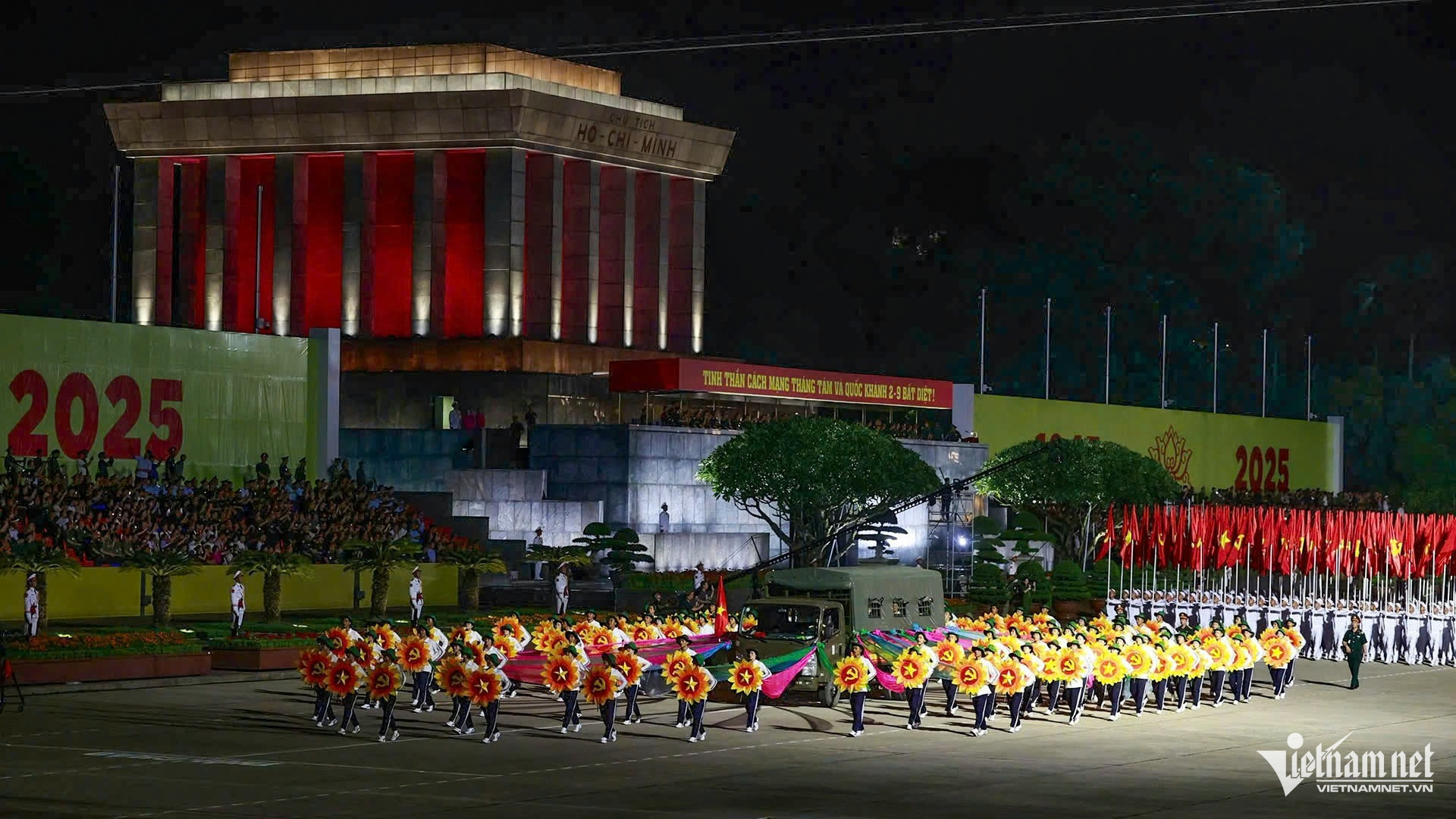 W-diễu binh.jpg