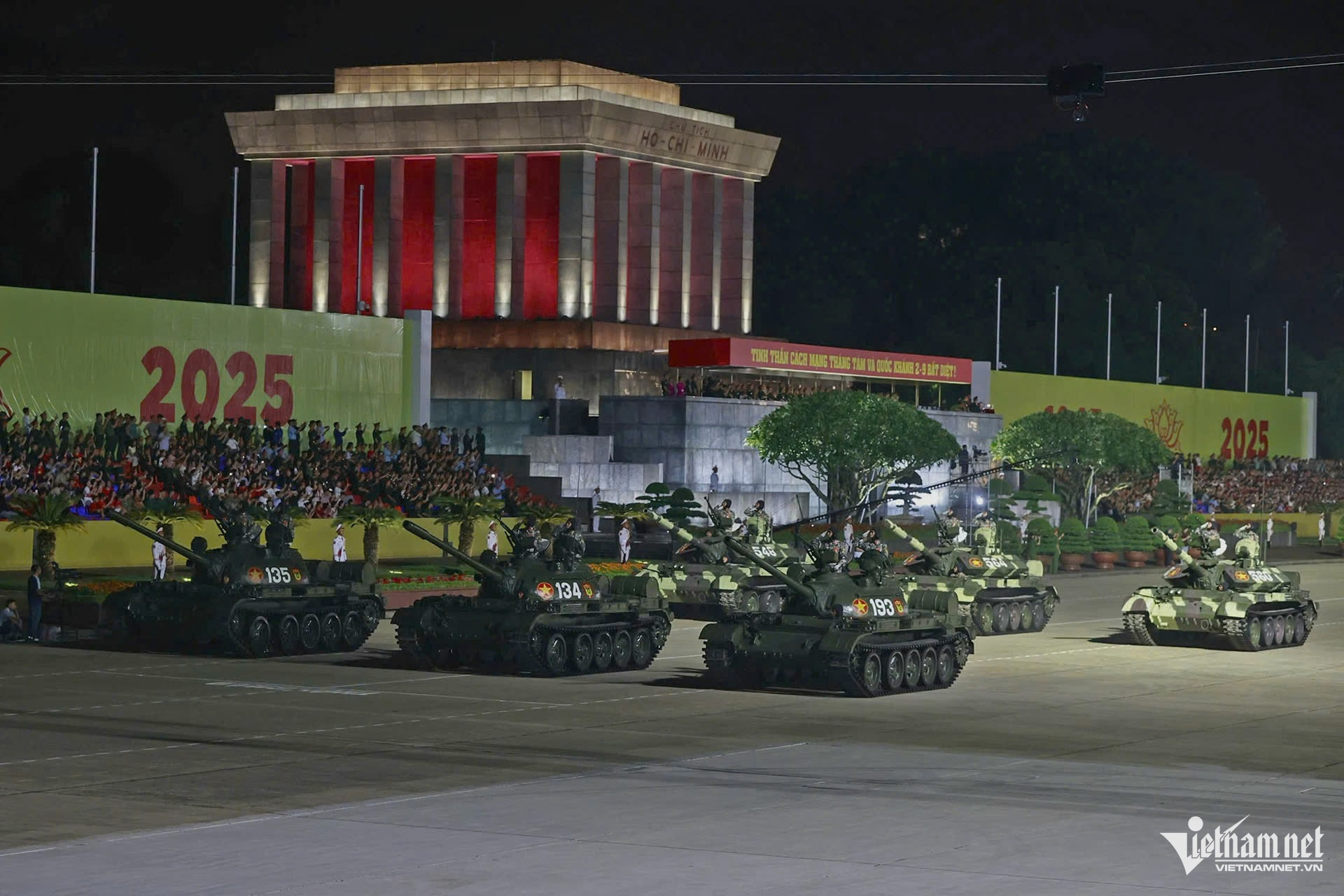 W-diễu binh.jpg