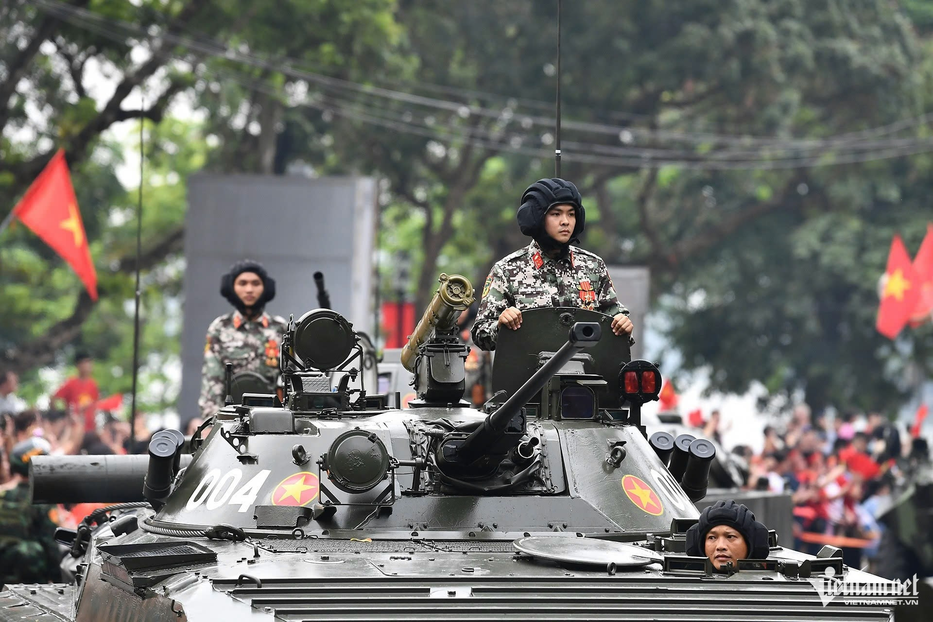 W-diễu binh.jpg