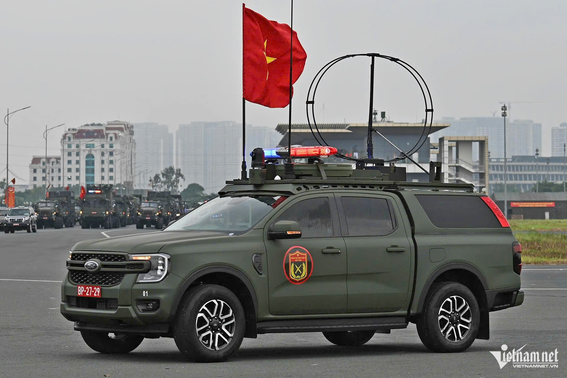 W-diễu binh.jpg