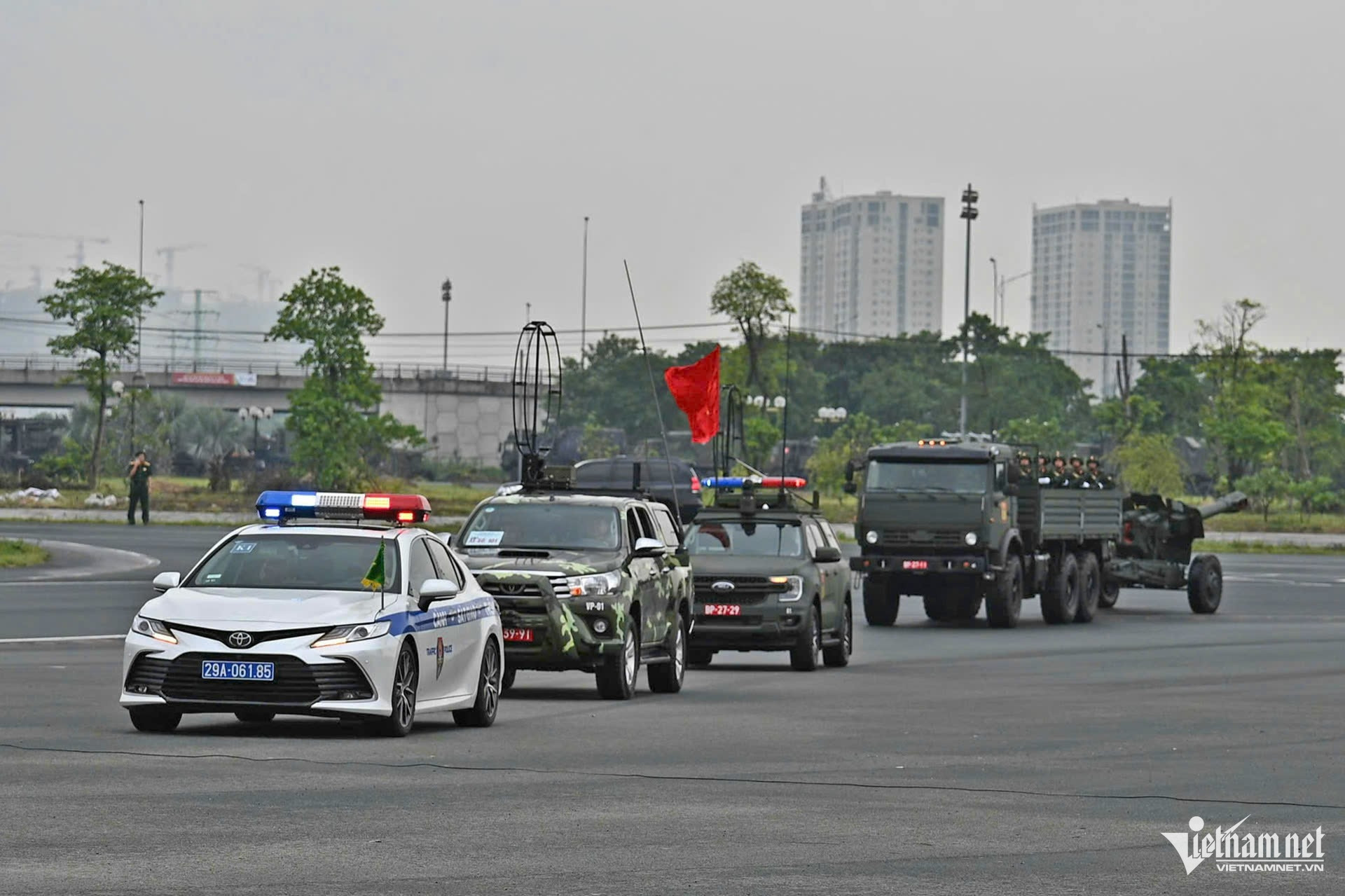 W-diễu binh.jpg