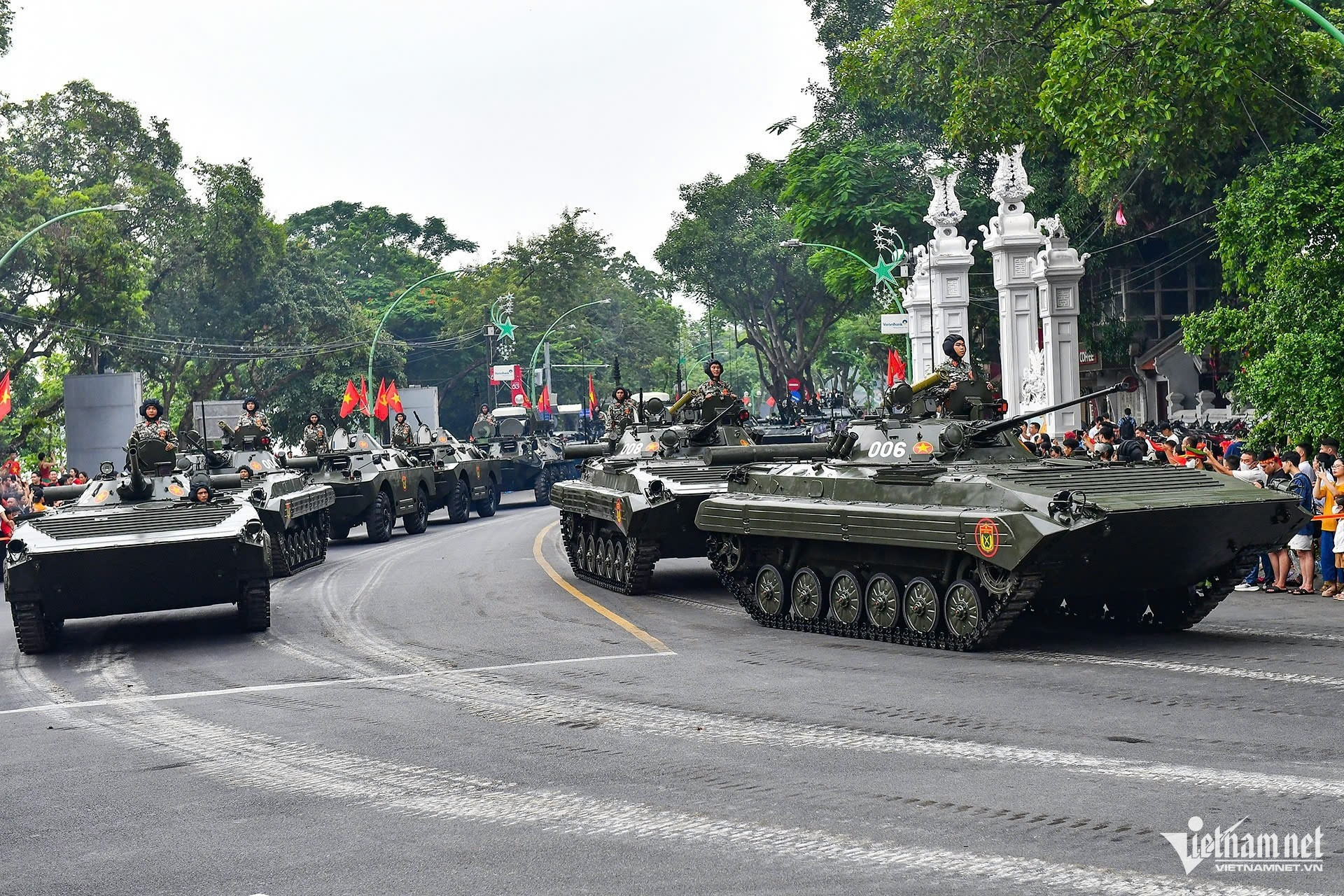 W-diễu binh.jpg