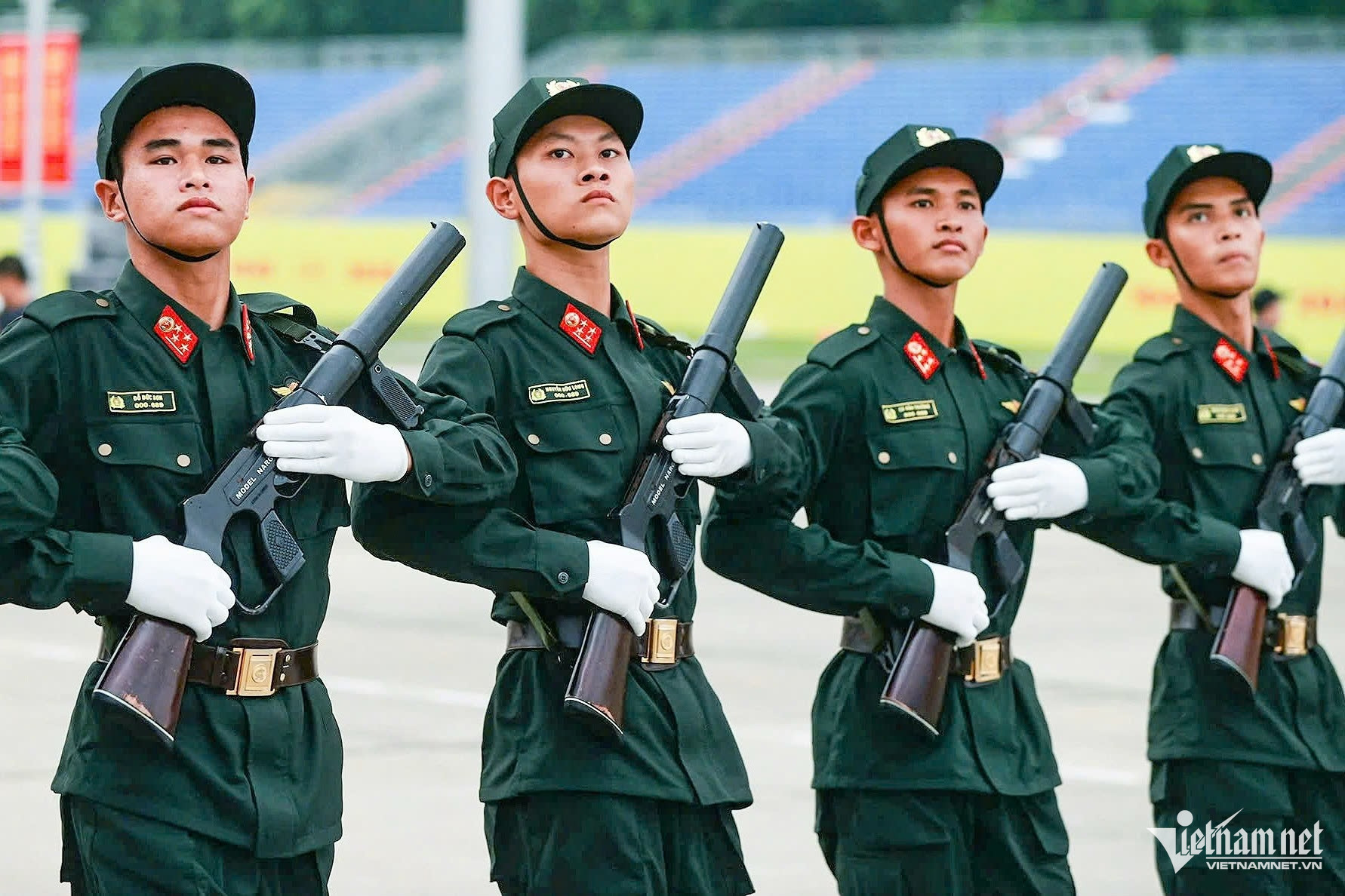W-diễu binh.jpg