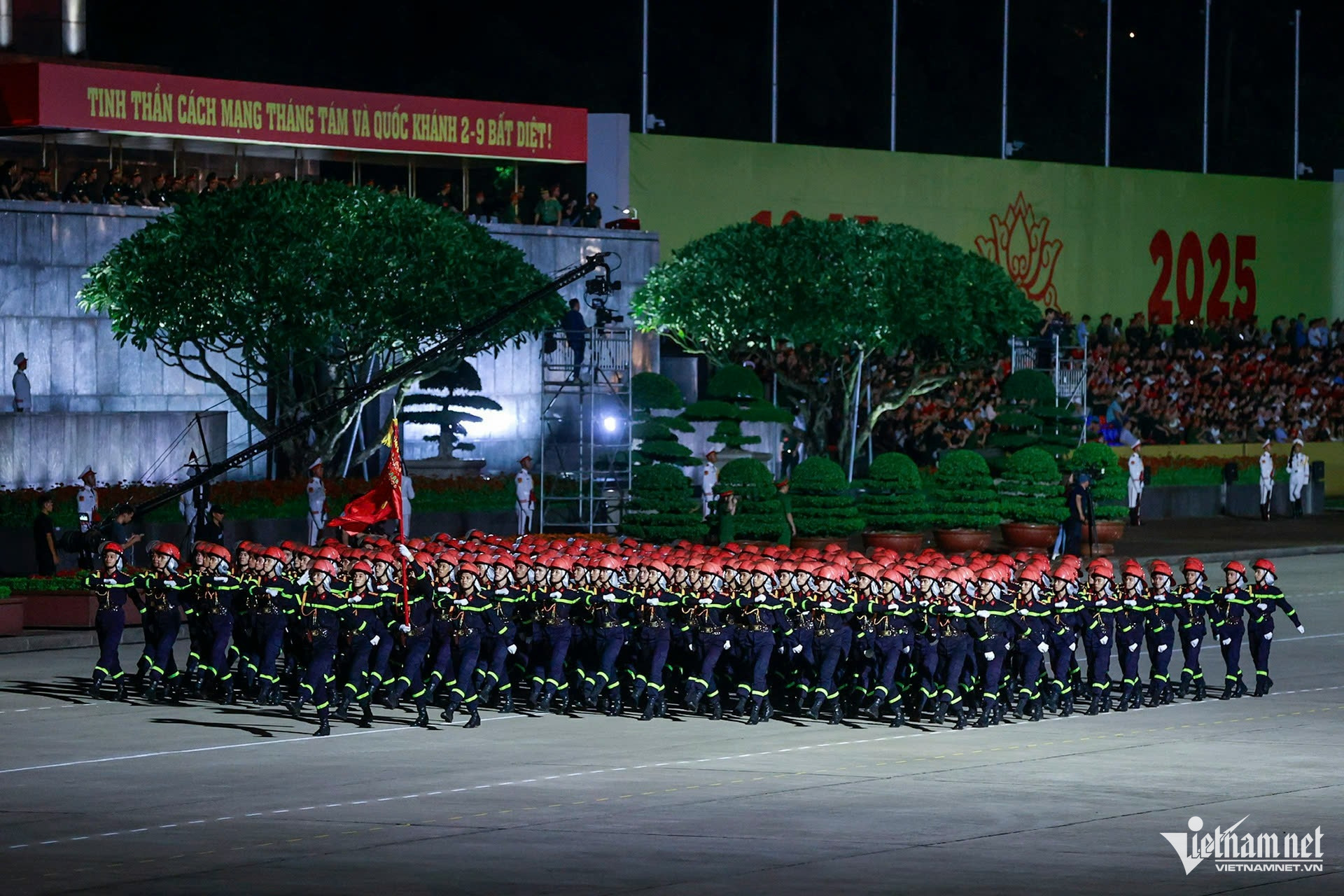 W-diễu binh.jpg