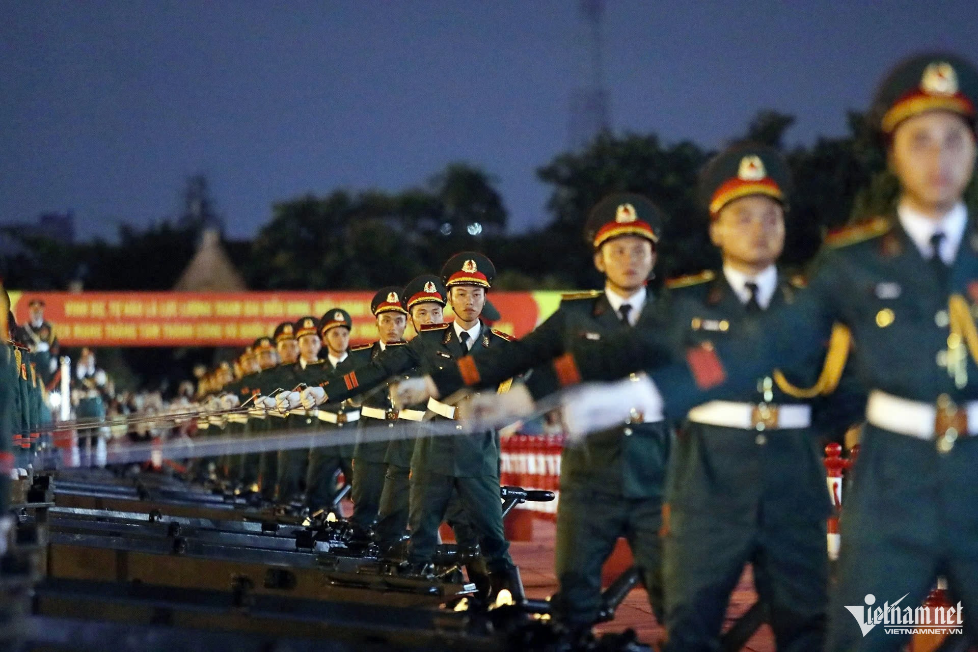 W-diễu binh.jpg