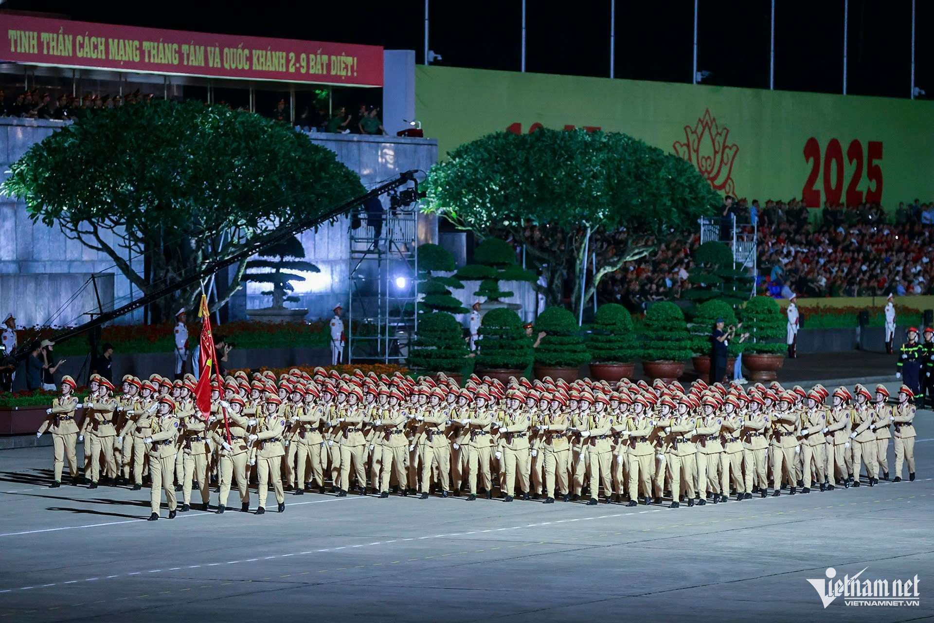 W-diễu binh.jpg