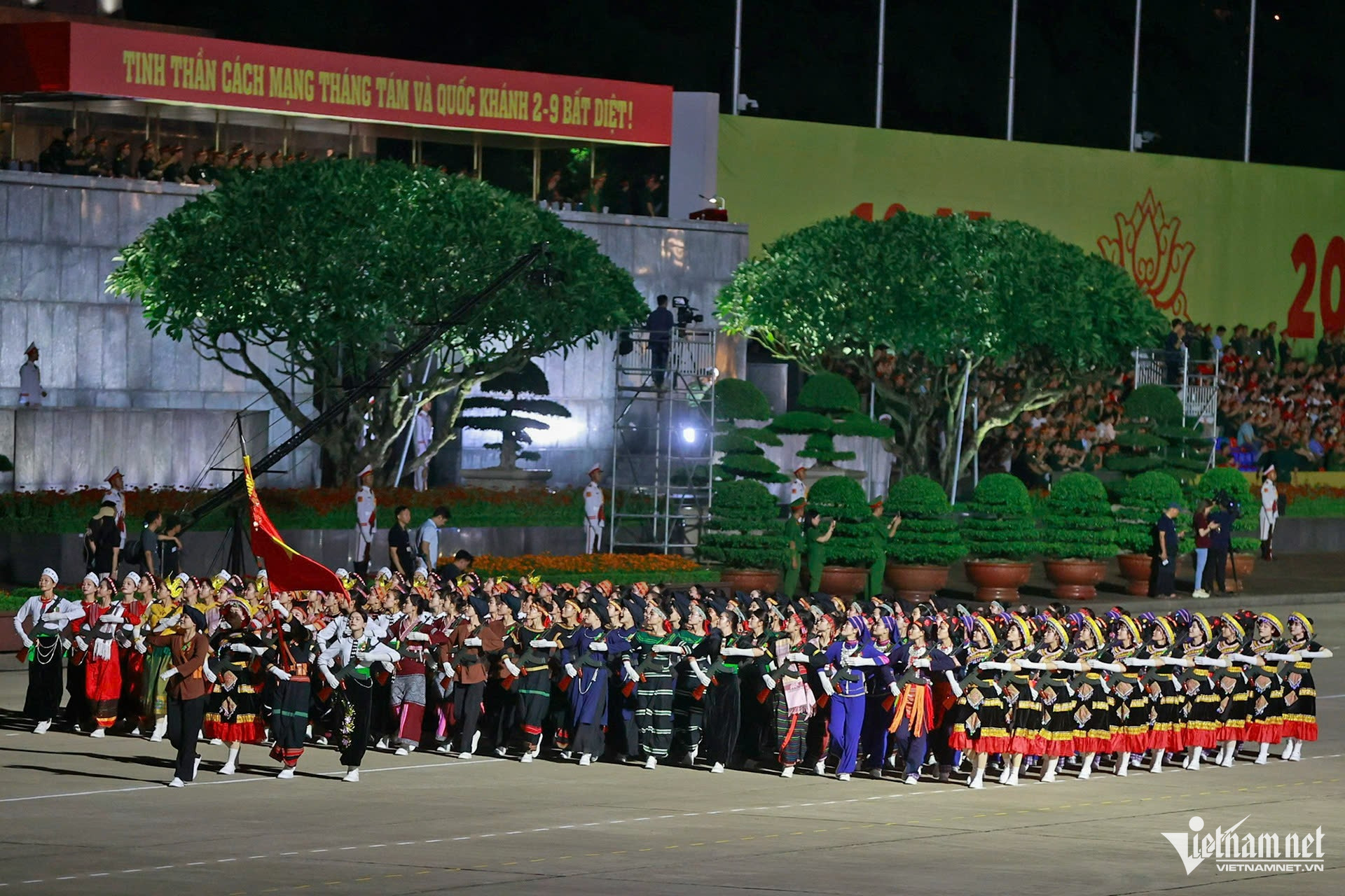 W-diễu binh.jpg