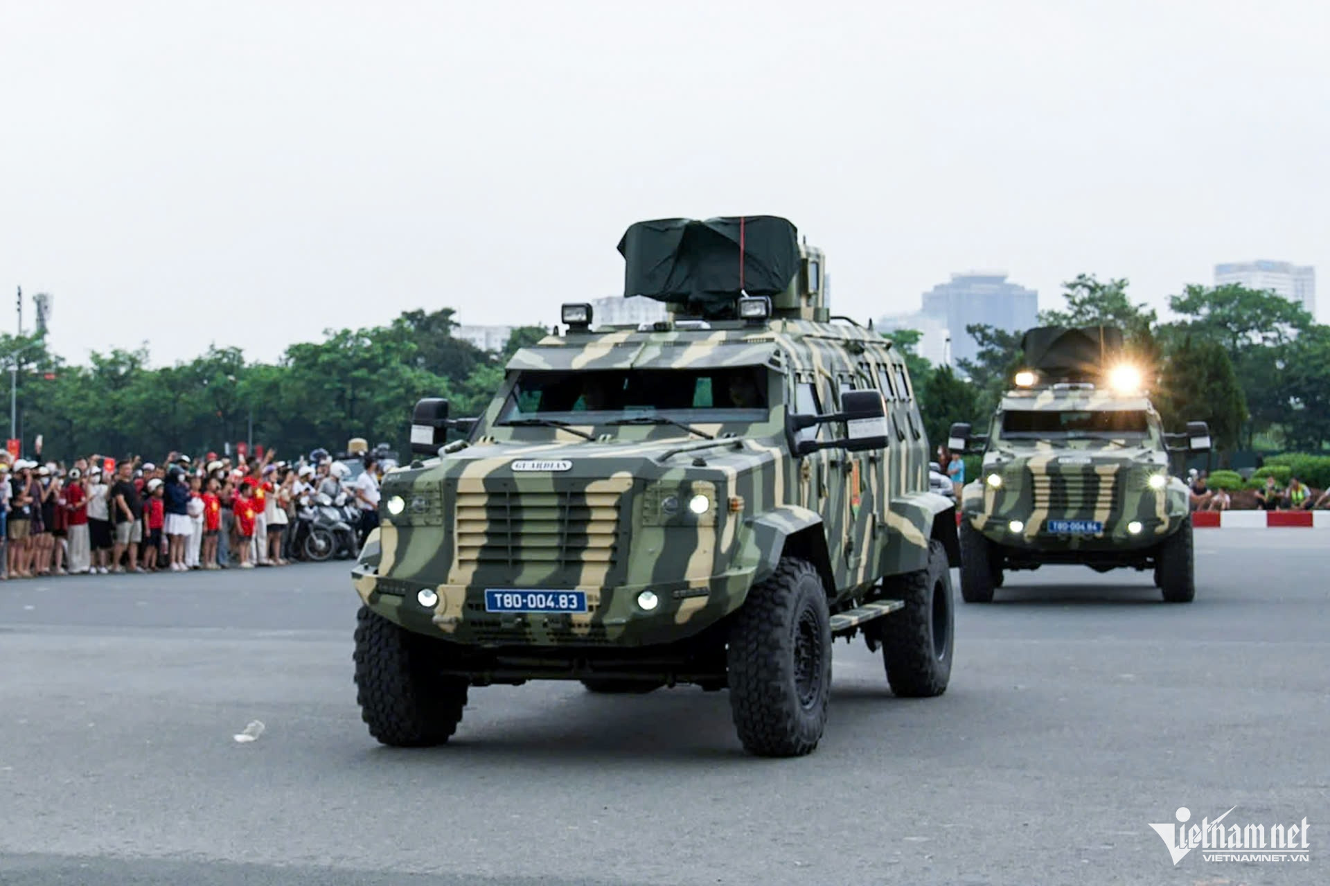 W-diễu binh.jpg