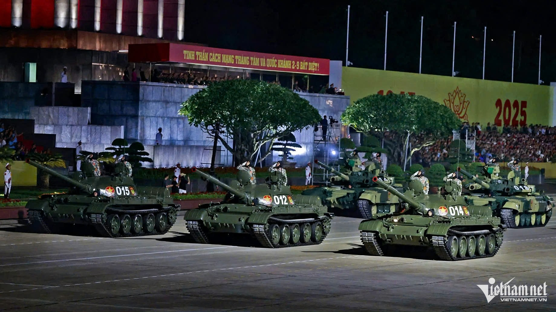 W-diễu binh.jpg
