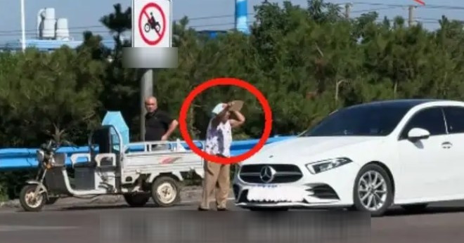 Người phụ nữ lao ra nằm chắn trước đầu ô tô và lý do khó tin插图1