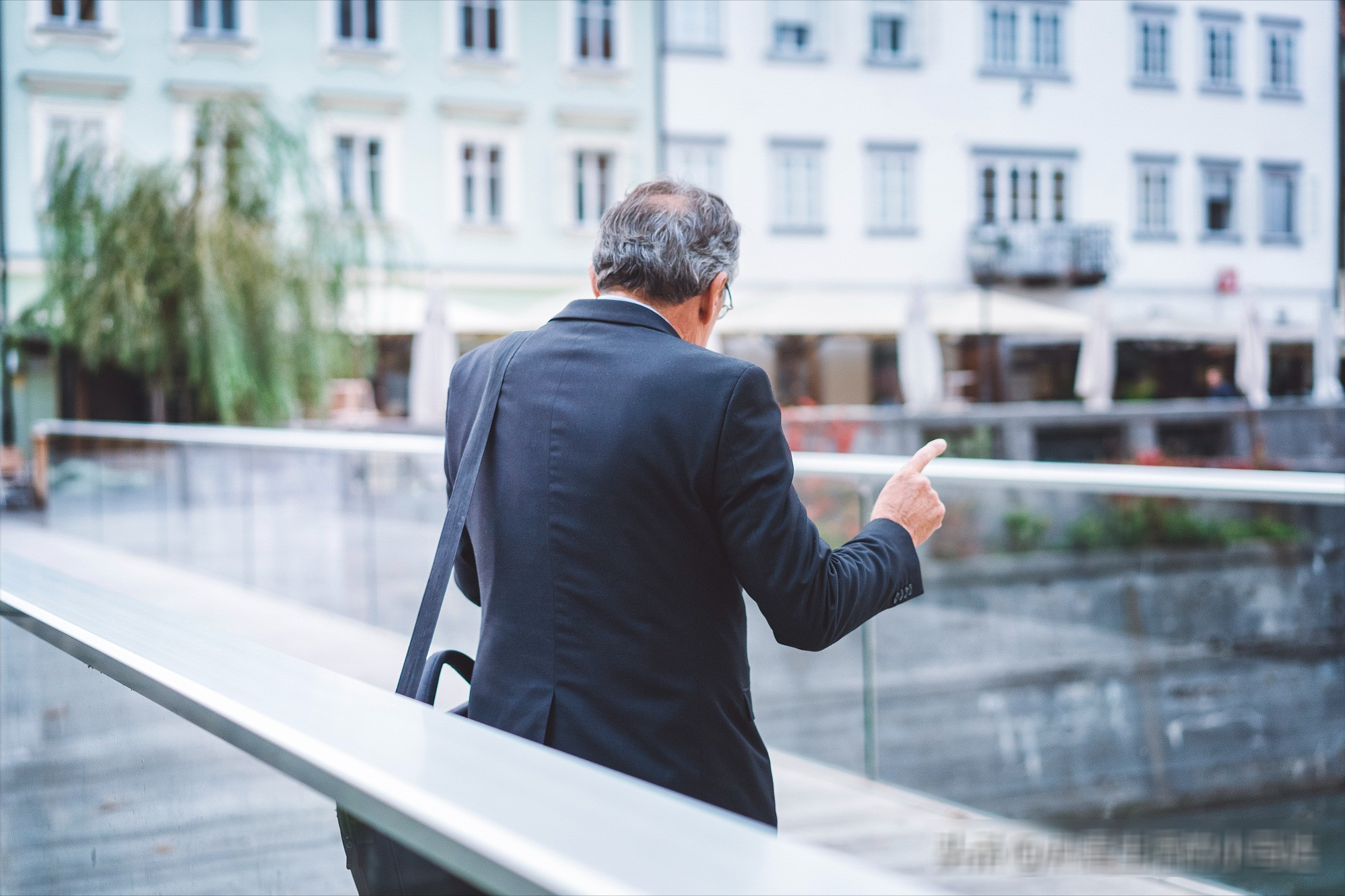 Cả đời theo đuổi danh vọng, lúc nghỉ hưu nhìn cuộc sống của 2 đồng nghiệp từng 'tệ nhất' tôi mới biết mình đã sống sai cách- Ảnh 1.