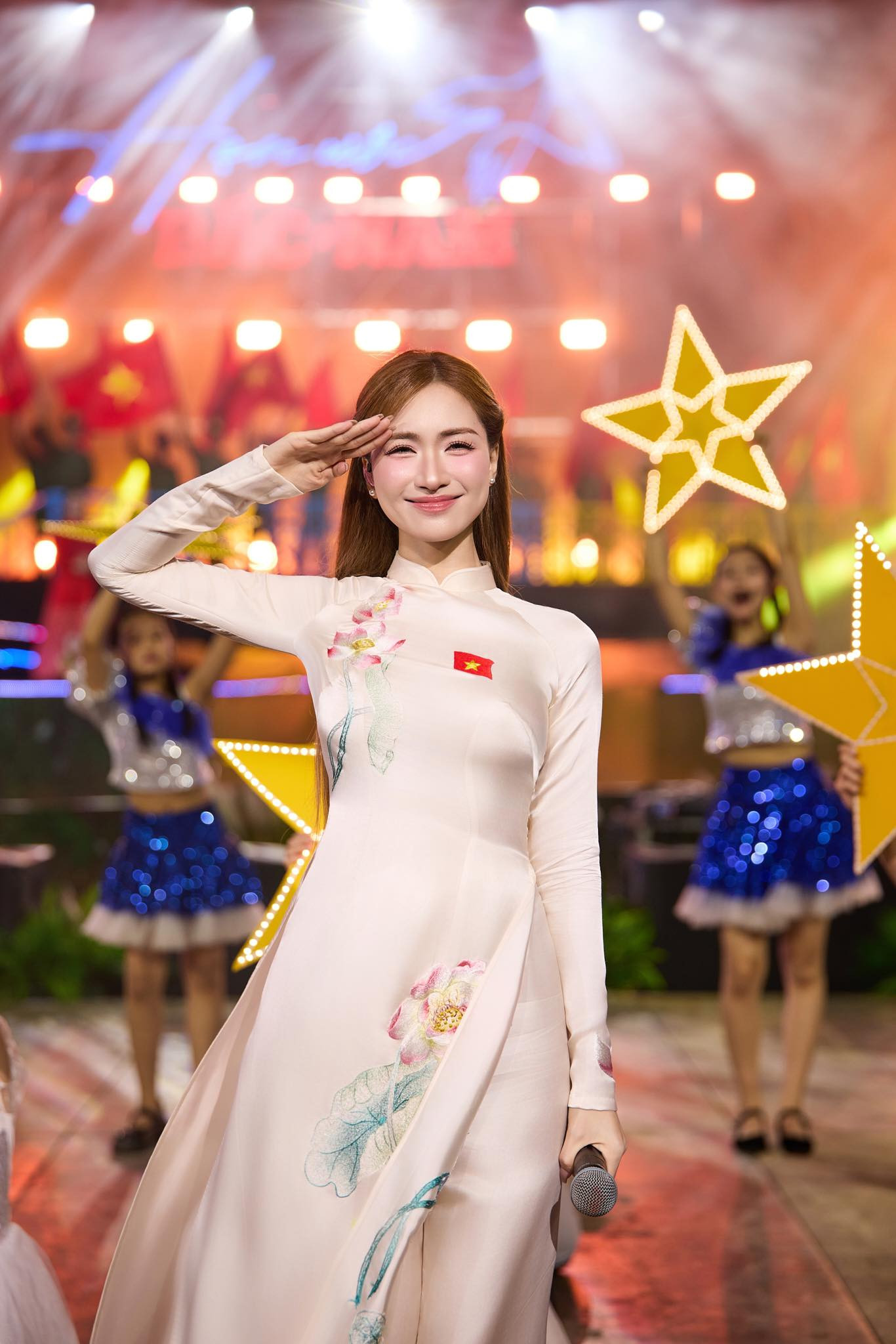 Hòa Minzy tự tin khoe mặt mộc với fan, ai cũng khen vì quá bóng đẹp - Ảnh 8.